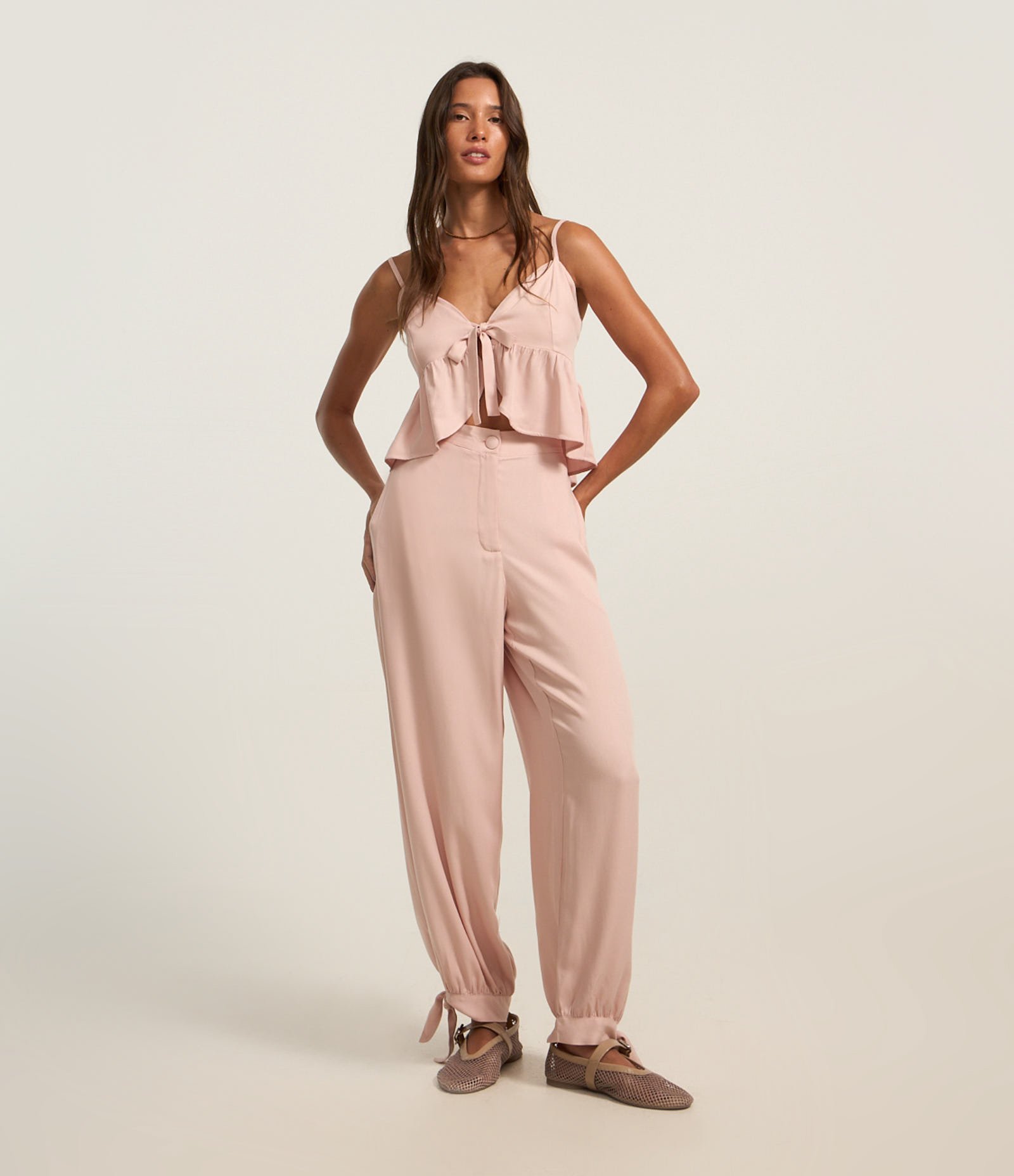 Calça Balloon em Viscose Twill e Amarração na Lateral da Barra Rosa 1