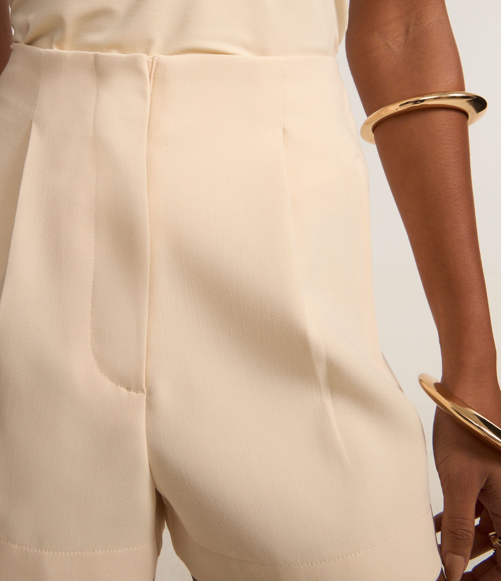 Short Alfaiatado com Pregas Frontais Off White 4