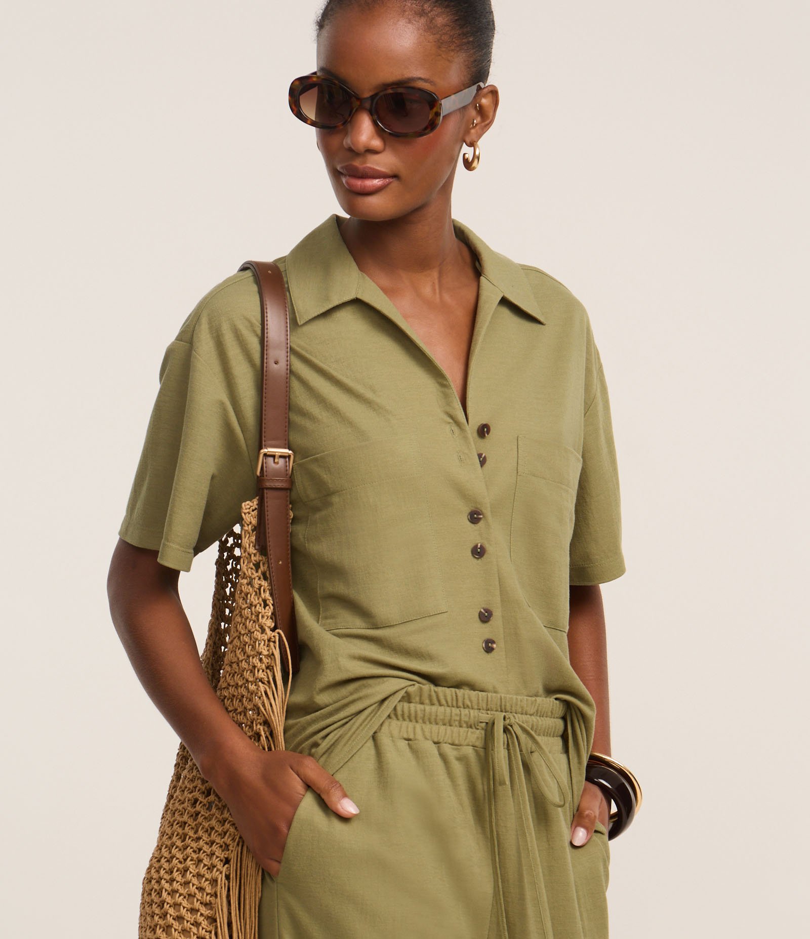 Camisa Texturizada em Orly com Bolsos e Botões Verde 1