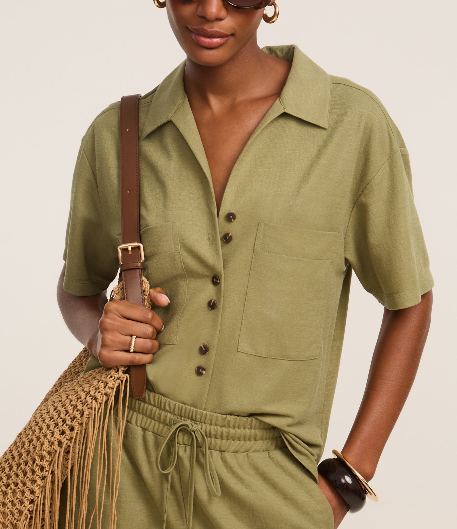 Camisa Texturizada em Orly com Bolsos e Botões Verde 4