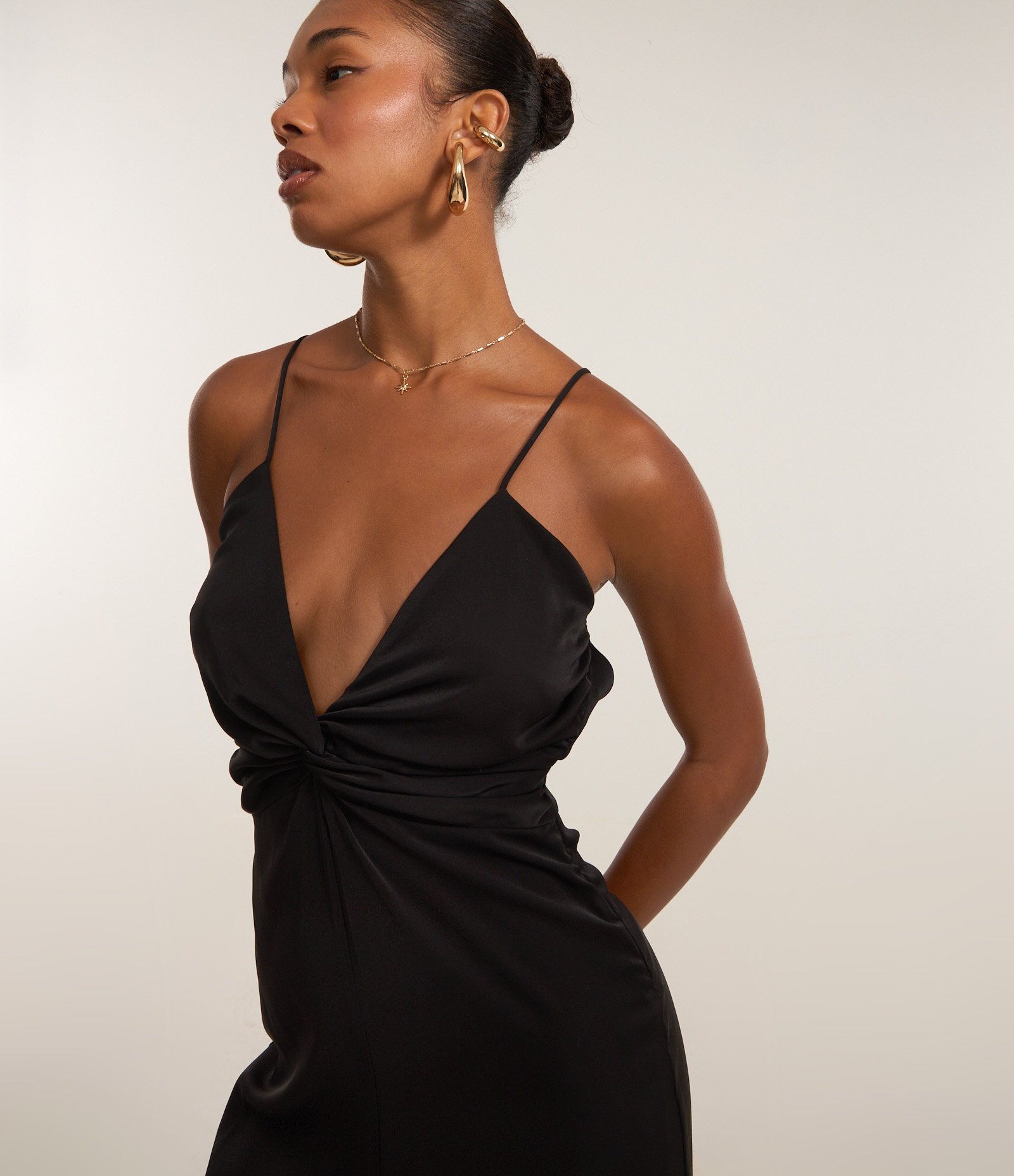 Macacão Alfaiataria com Nó no Busto e Alças Finas Preto 3