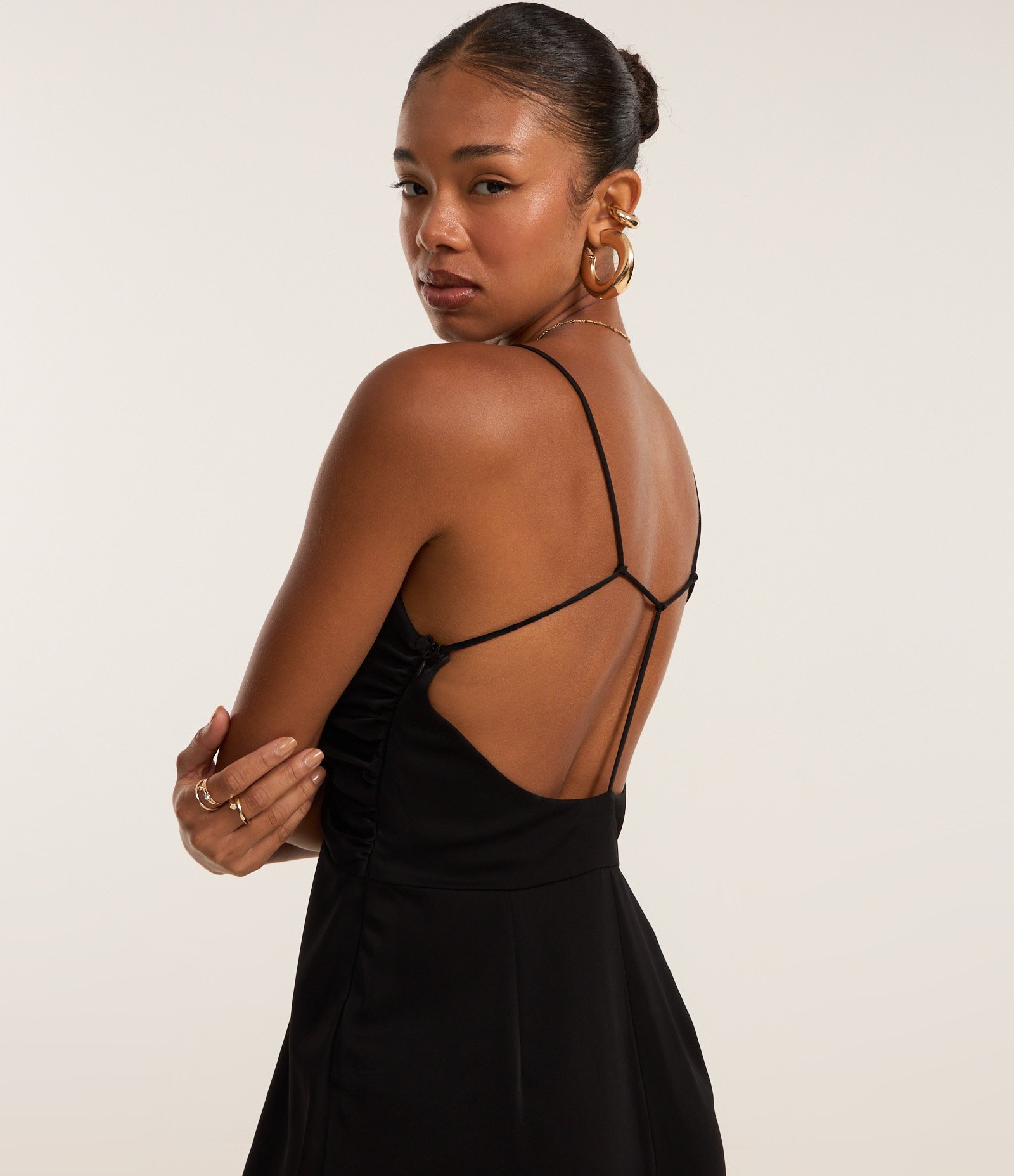 Macacão Alfaiataria com Nó no Busto e Alças Finas Preto 4