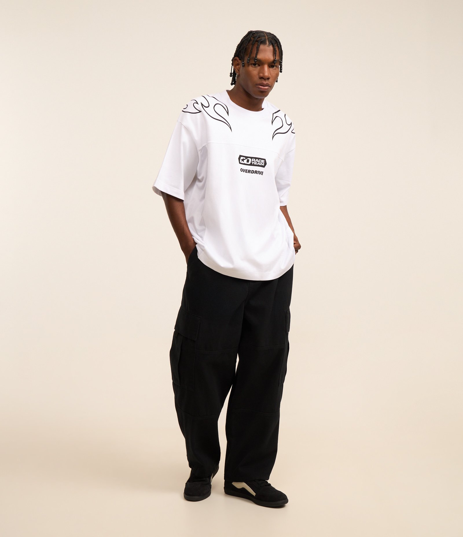 Calca Skater em Sarja Com Bolsos Cargos Preto 1