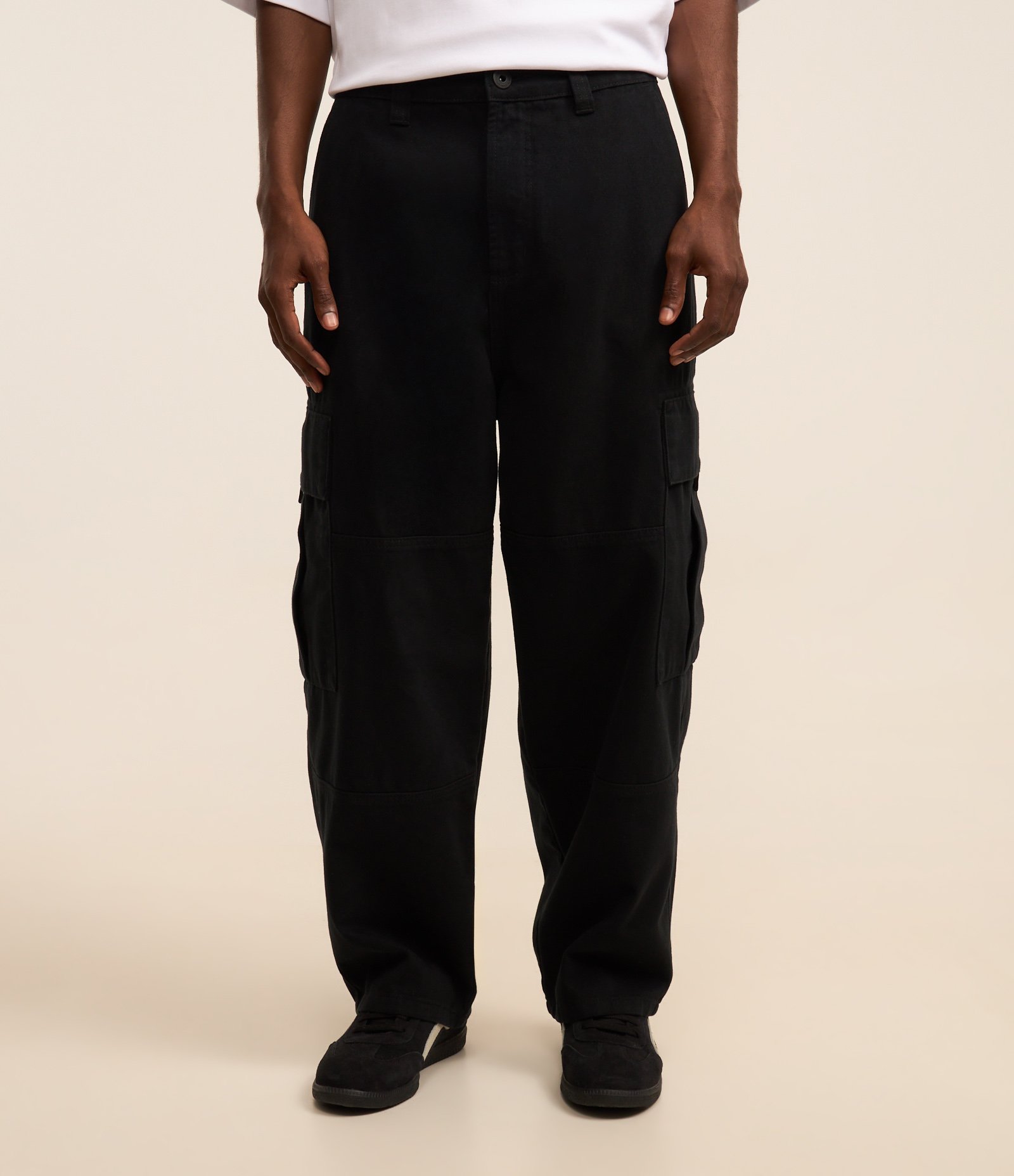 Calca Skater em Sarja Com Bolsos Cargos Preto 2