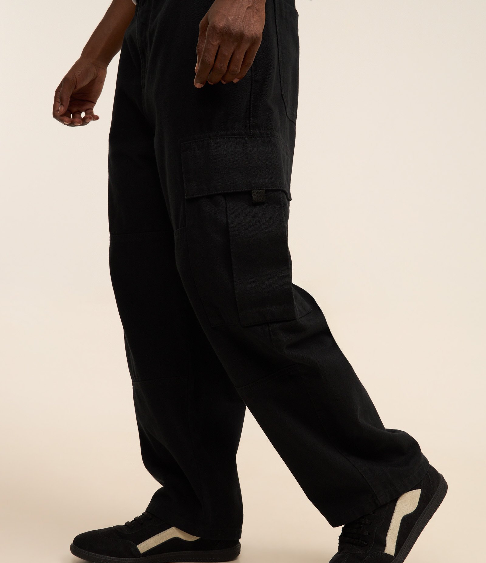 Calca Skater em Sarja Com Bolsos Cargos Preto 4
