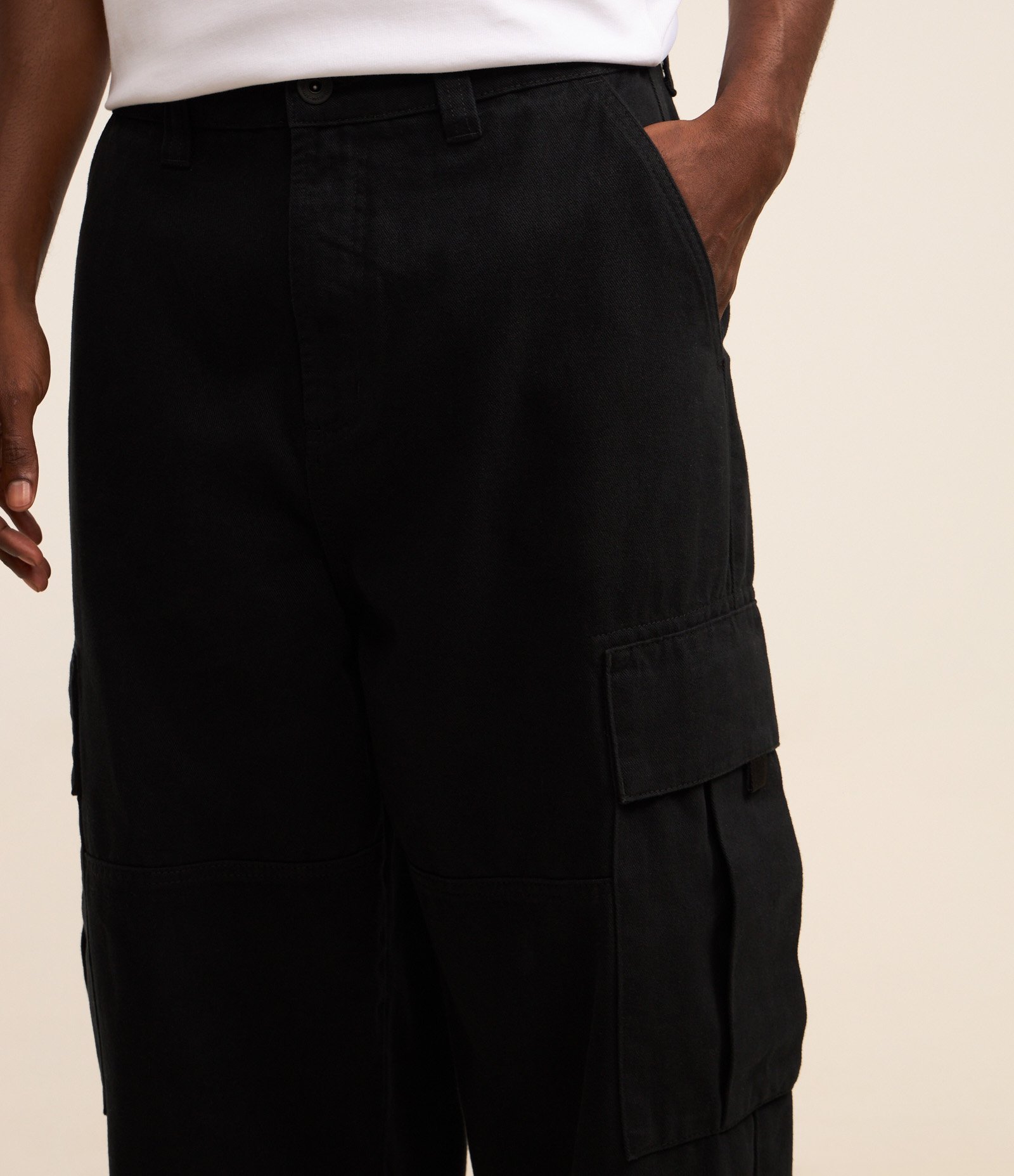 Calca Skater em Sarja Com Bolsos Cargos Preto 5