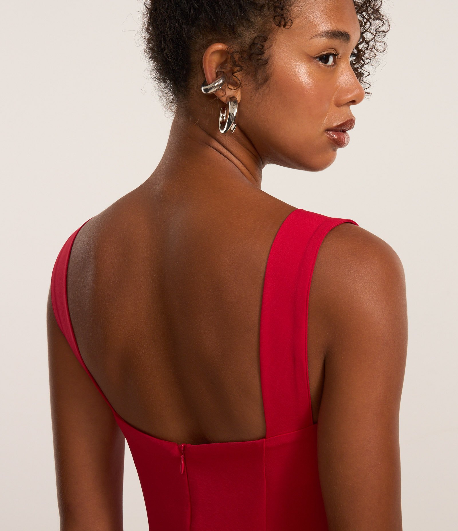 Vestido Curto Ajustado Alfaiataria com Argola na Alça Vermelho 4