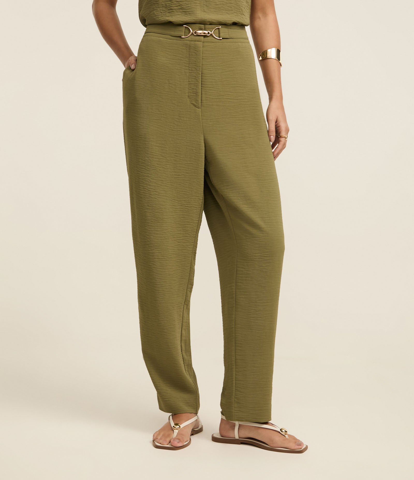 Calça Cenoura Airflow com Cós Elástico e Aviamento Metalizado Verde 3