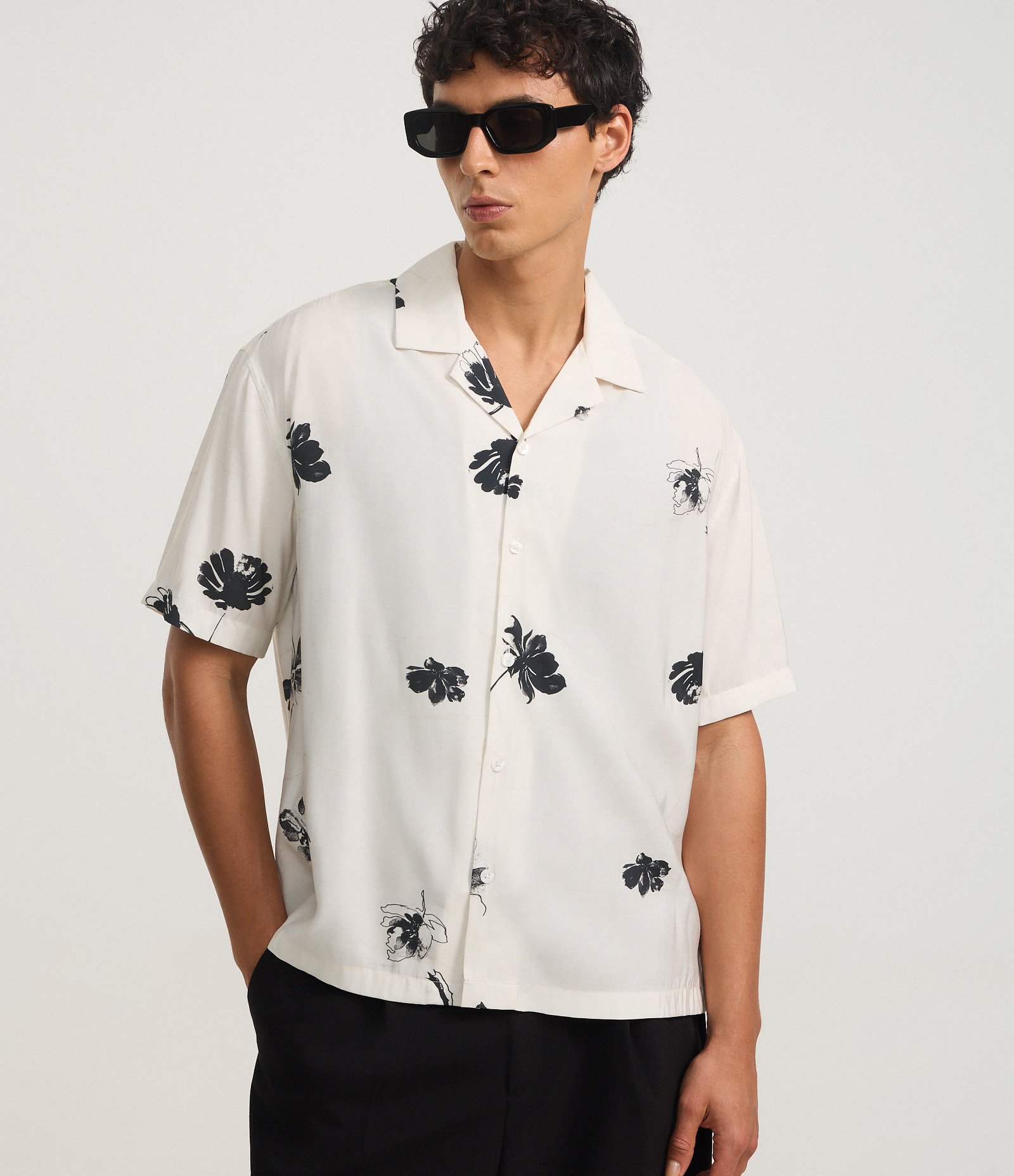 Camisa Boxy em Airflow com Gola Bowling e Estampa Floral Branco 1