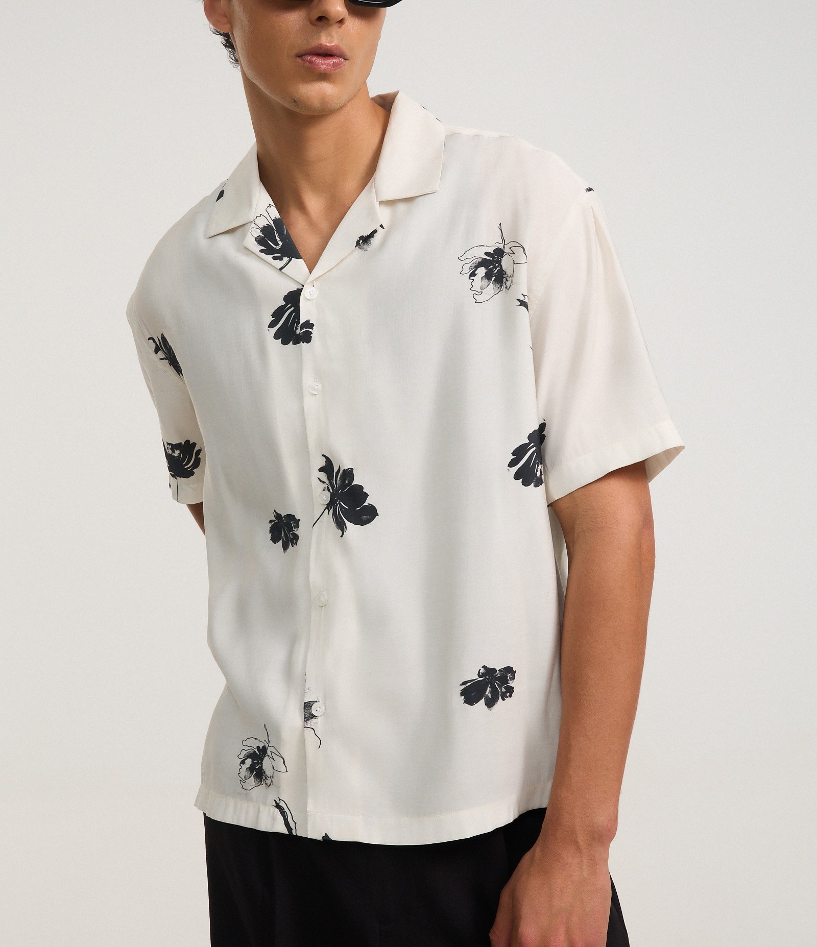 Camisa Boxy em Airflow com Gola Bowling e Estampa Floral Branco 3
