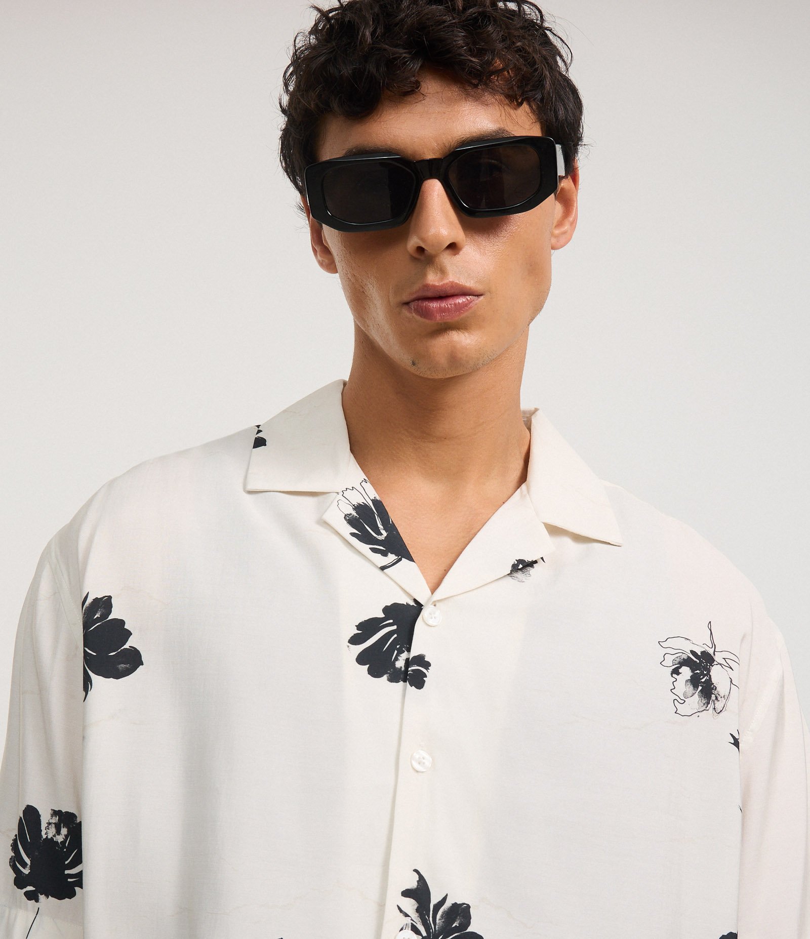 Camisa Boxy em Airflow com Gola Bowling e Estampa Floral Branco 4