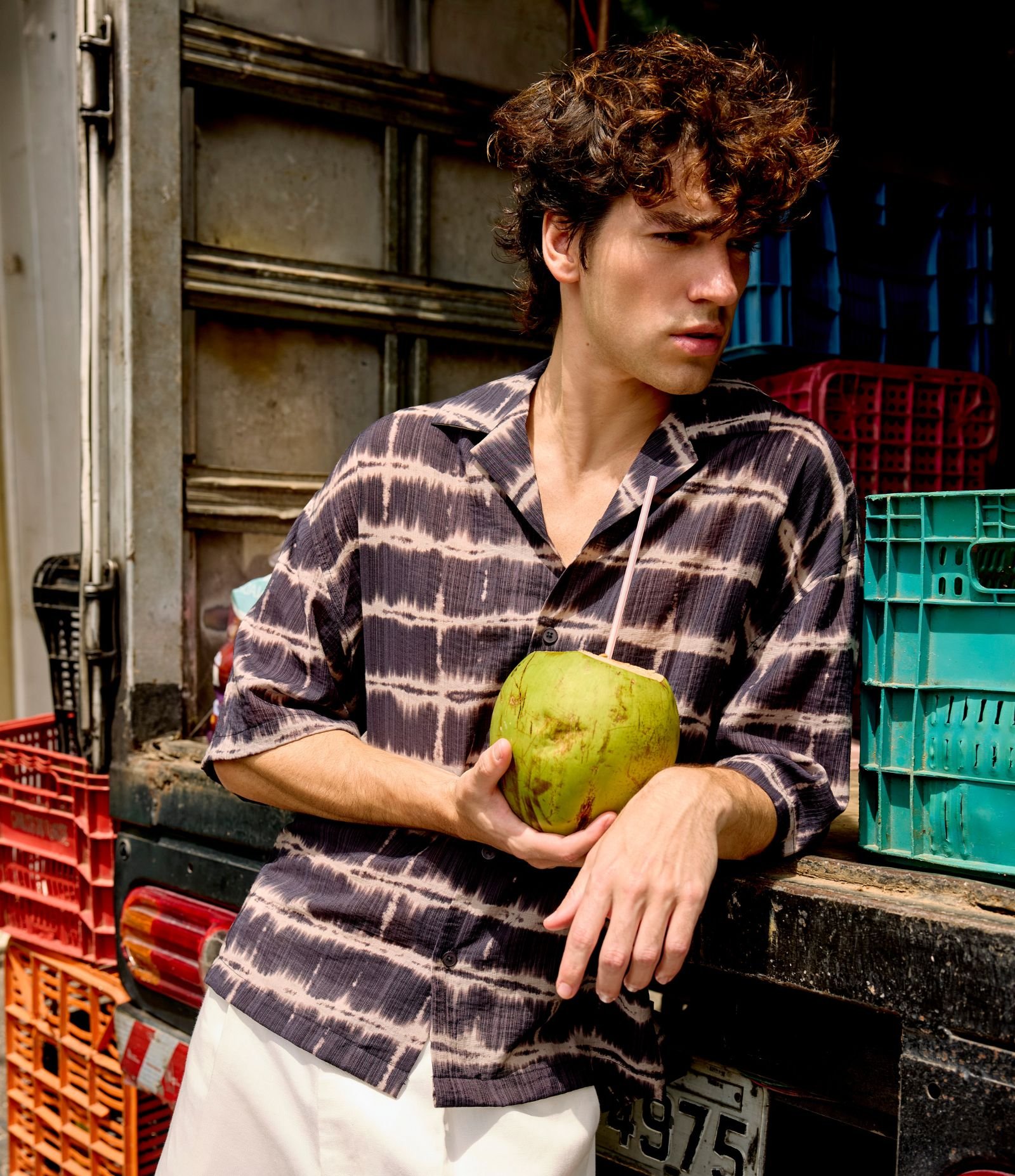 Camisa Boxy em Chiffon com Estampa Tie Dye e Textura Bowling Marrom 1