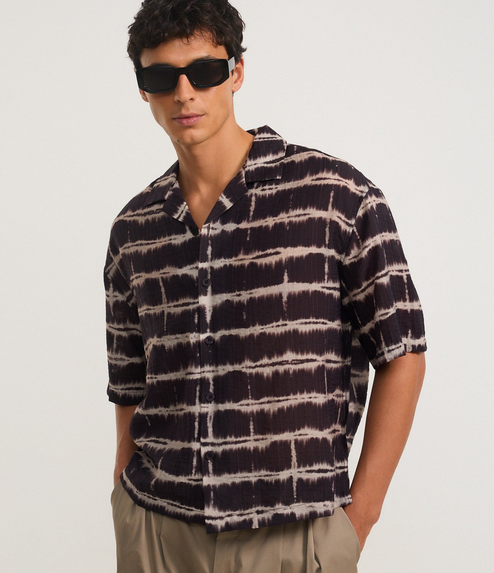 Camisa Boxy em Chiffon com Estampa Tie Dye e Textura Bowling Marrom 2