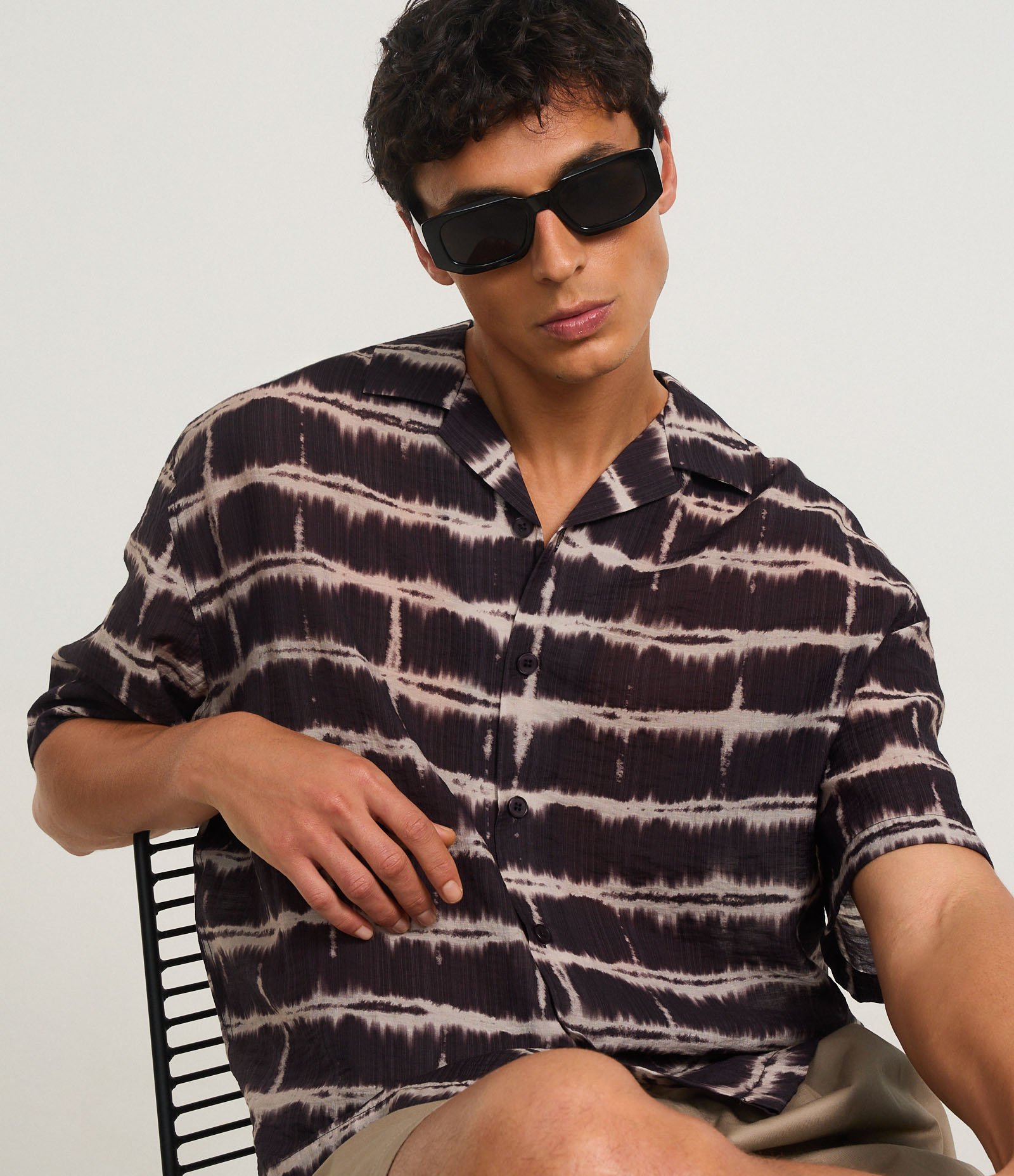 Camisa Boxy em Chiffon com Estampa Tie Dye e Textura Bowling Marrom 4