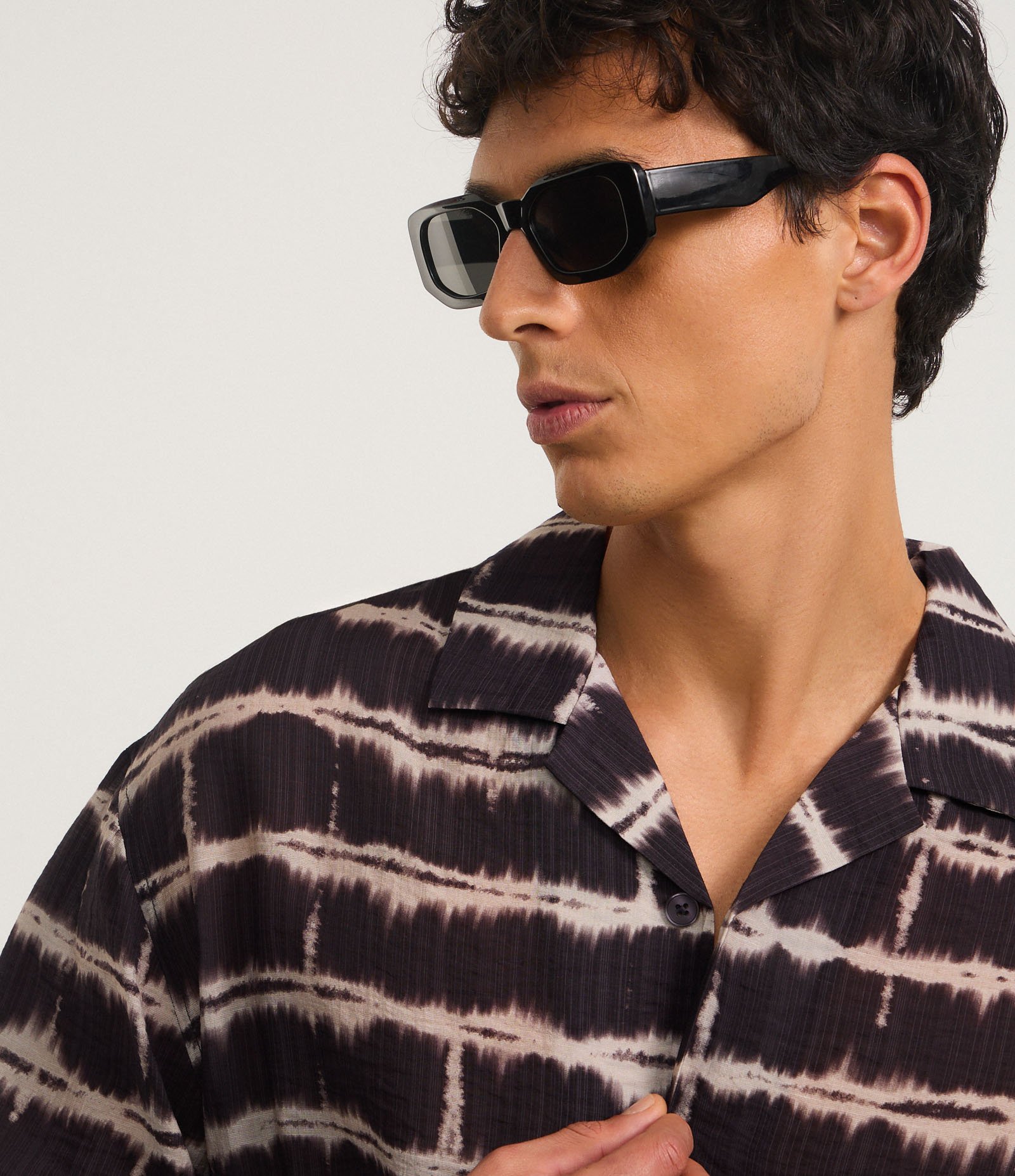 Camisa Boxy em Chiffon com Estampa Tie Dye e Textura Bowling Marrom 5