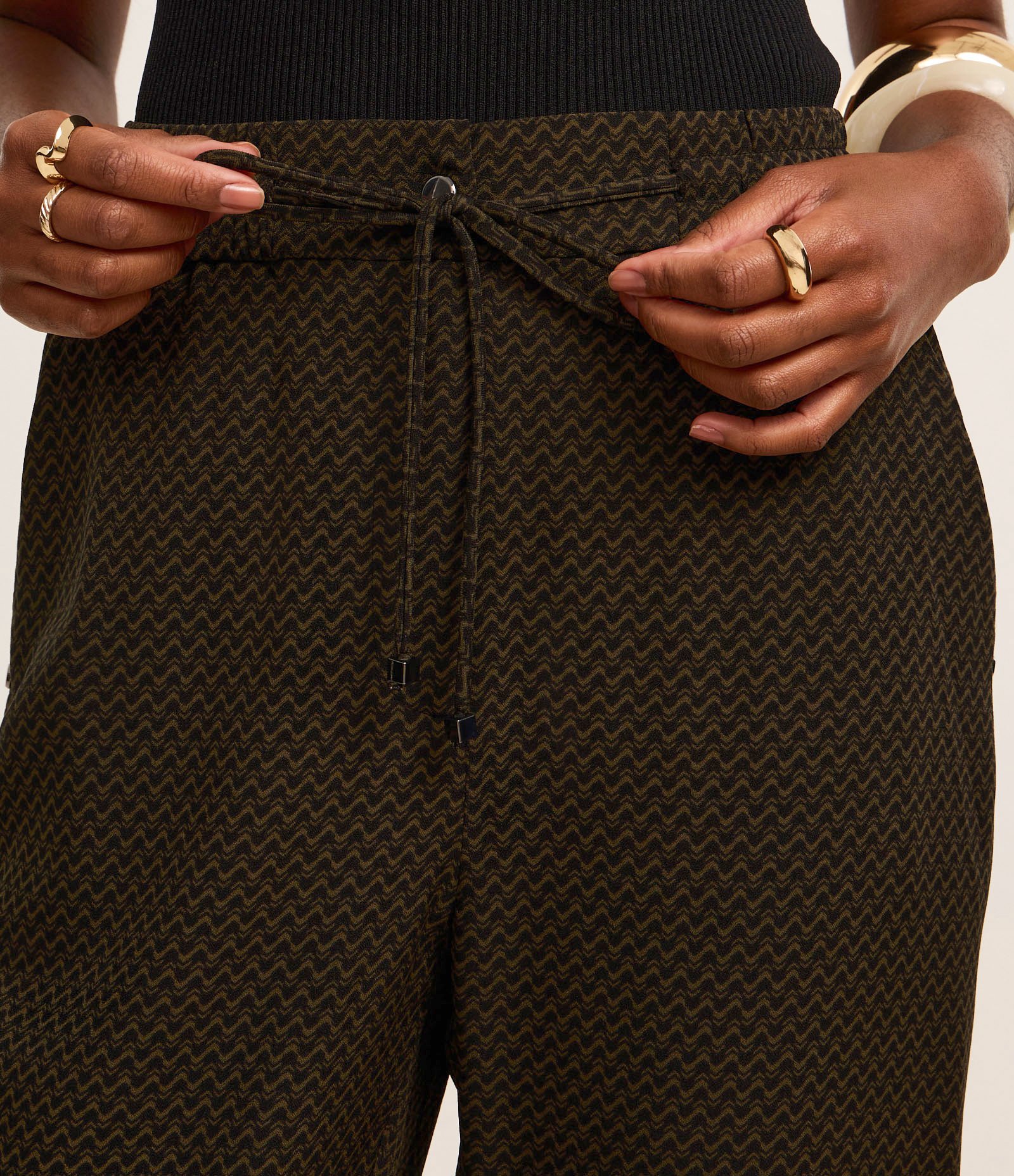 Calça Fluida Cintura Alta em Crepe com Estampa Linhas Curvas Verde Escuro 4