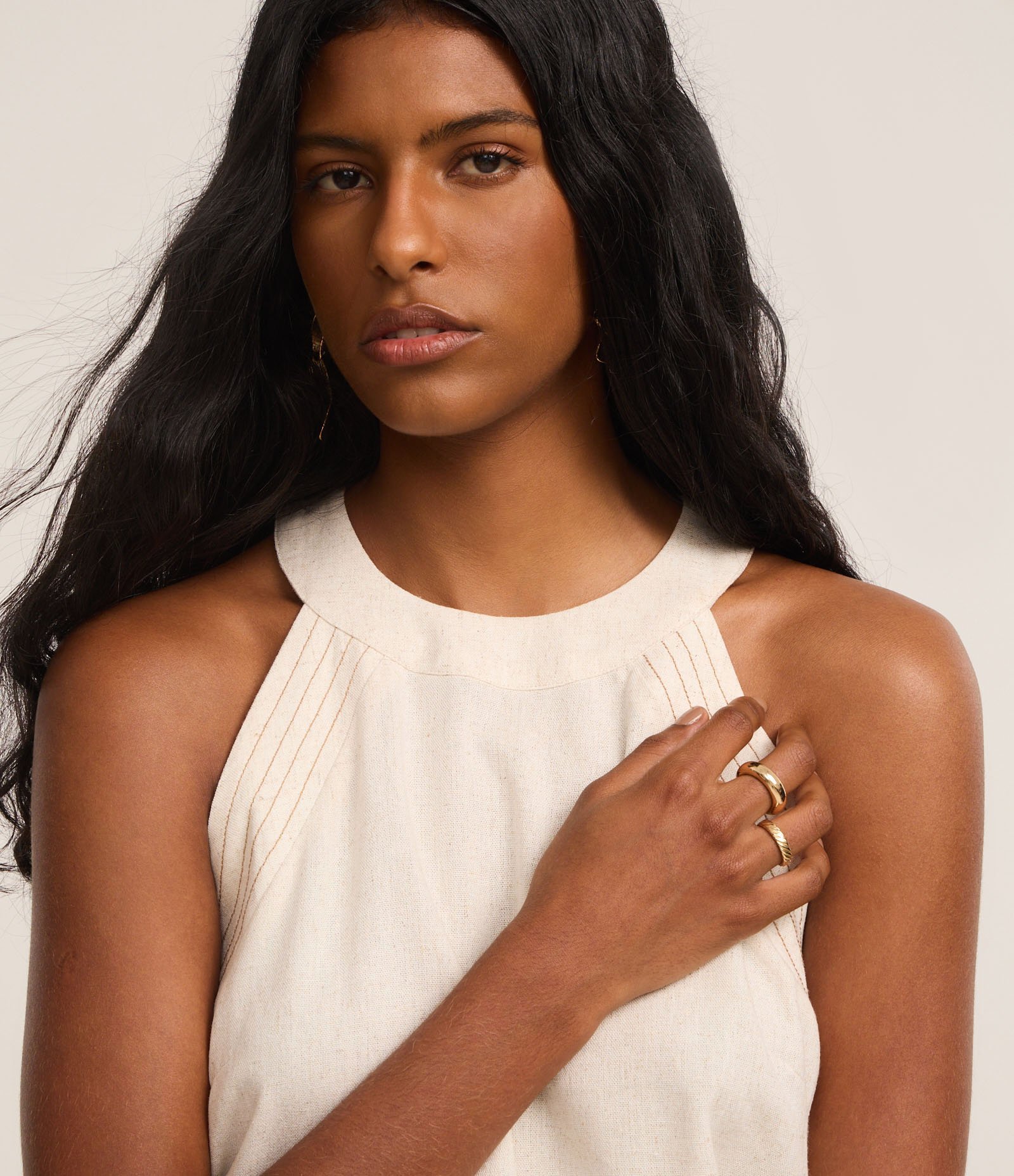 Blusa em Viscolinho com Gola Halter e Costura Aparente Bege 3