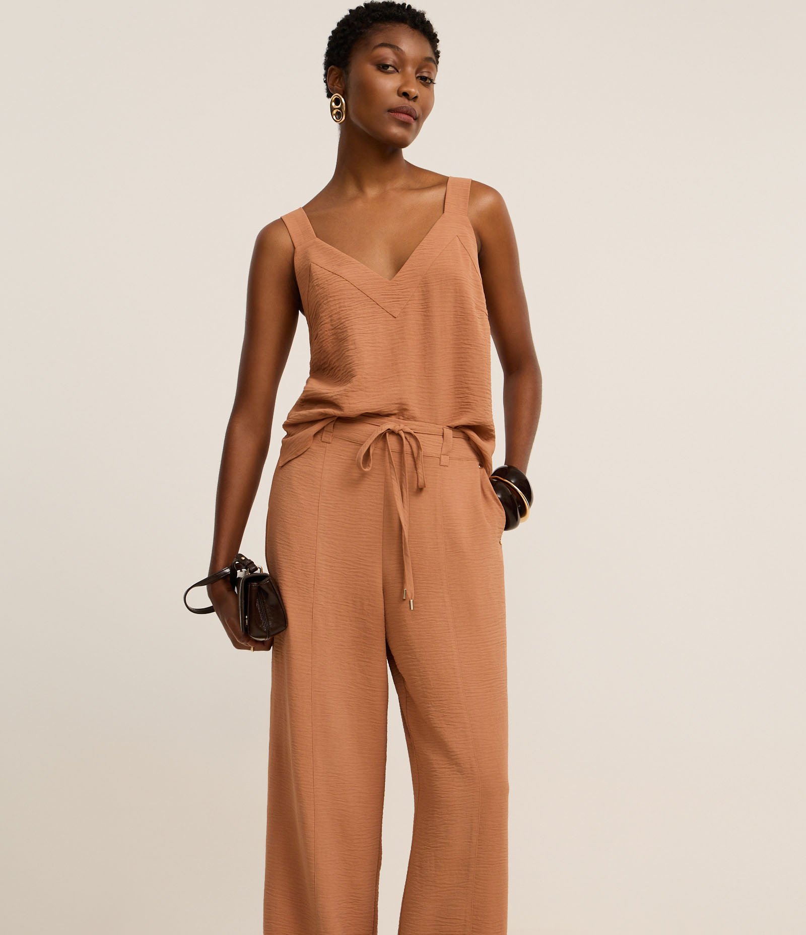 Calça Wide Leg em Crepe Airflow com Amarração na Cintura Marrom 2