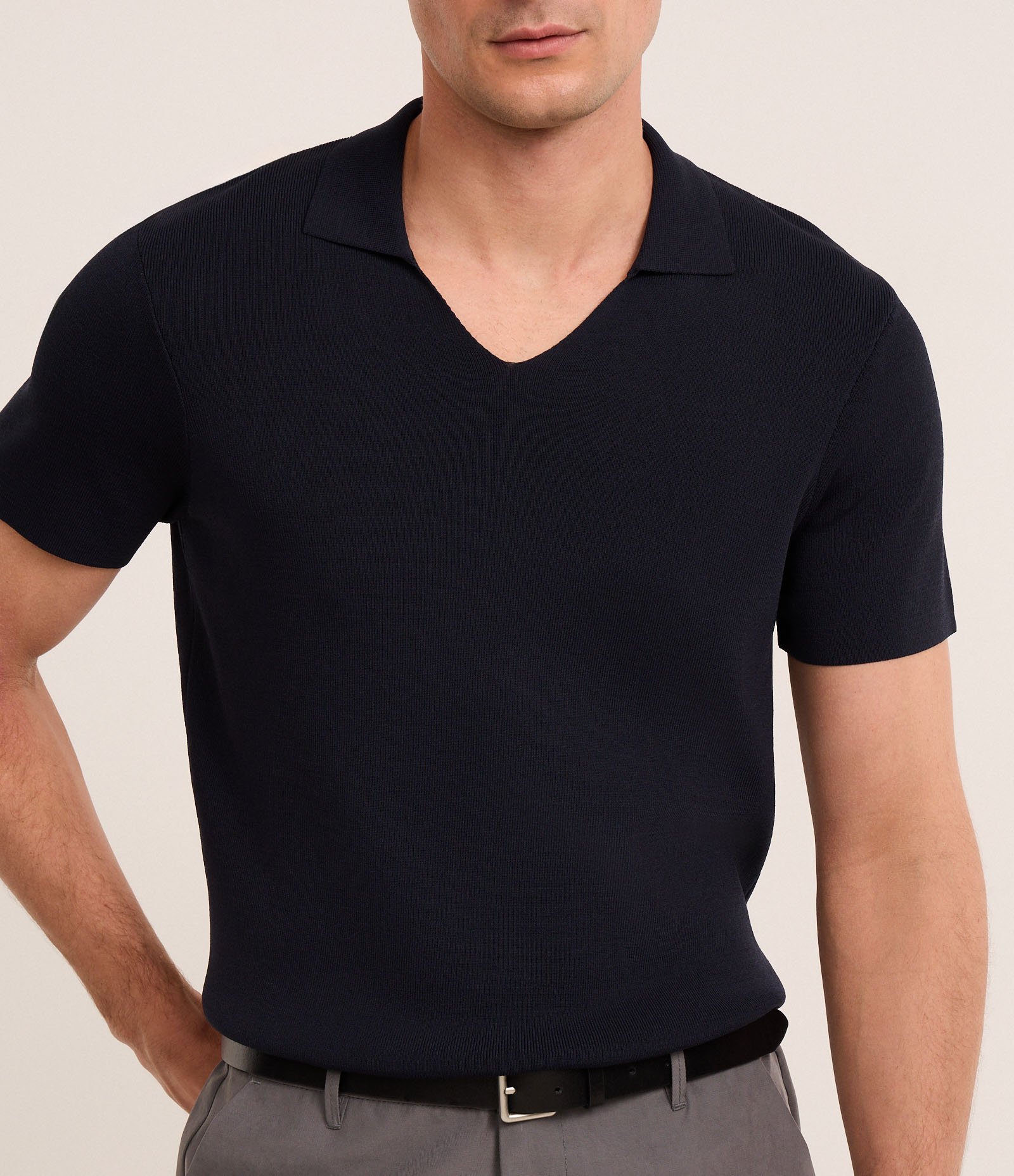 Camisa Polo em Viscose com Gola V Texturizada Azul 3