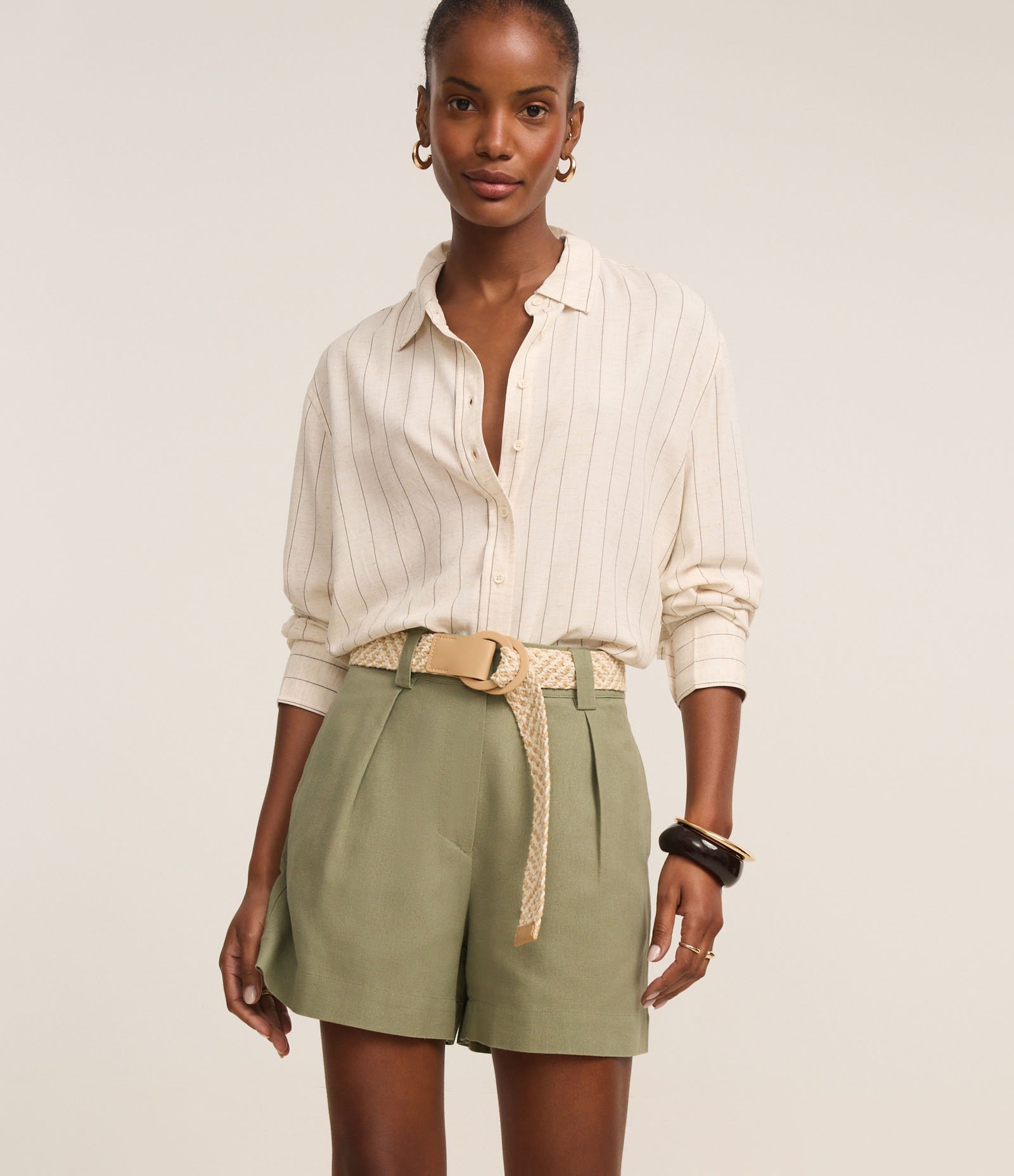 Short Reto Cintura Alta em Viscolinho com Cinto de Ráfia Verde 1