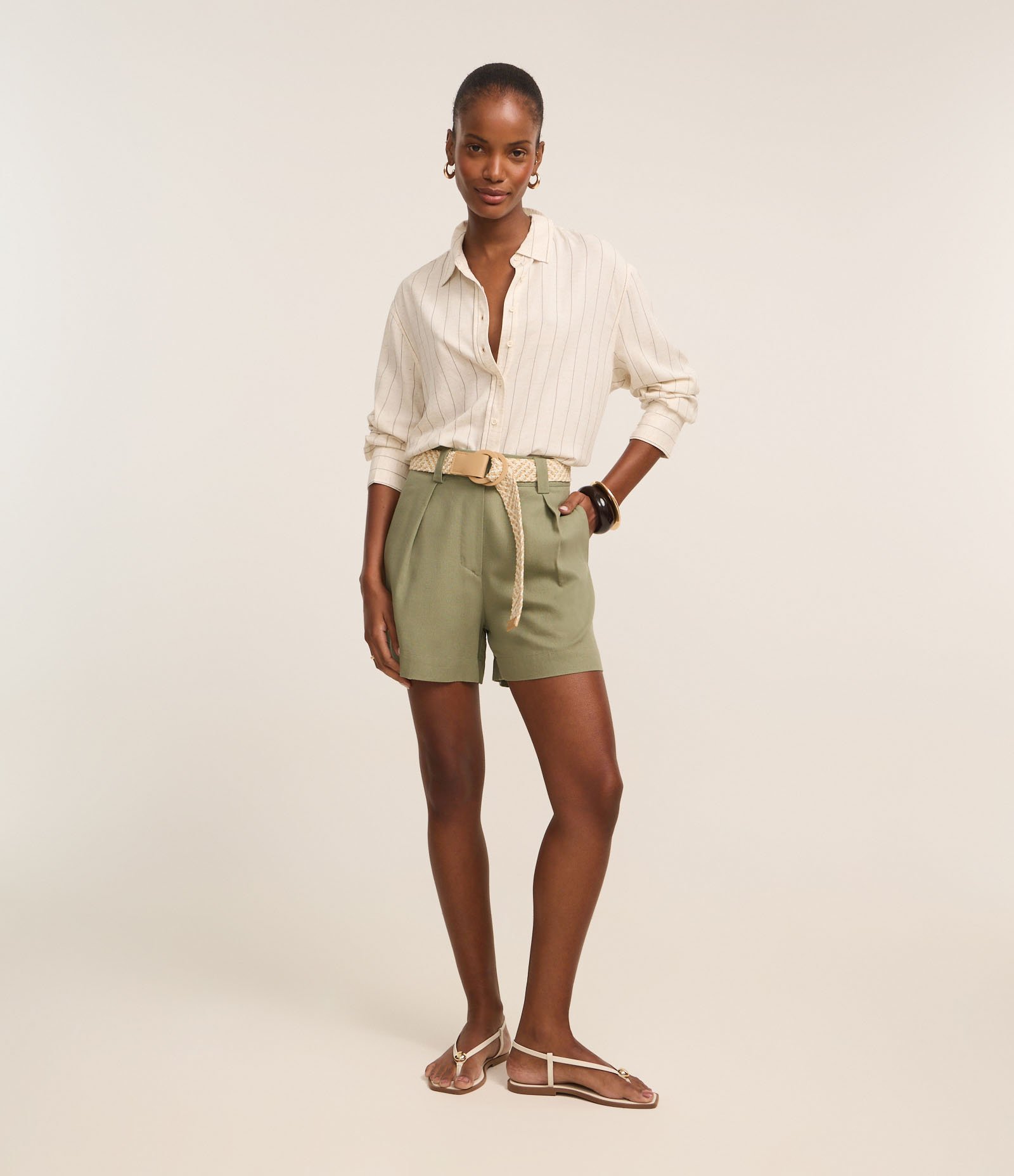 Short Reto Cintura Alta em Viscolinho com Cinto de Ráfia Verde 2