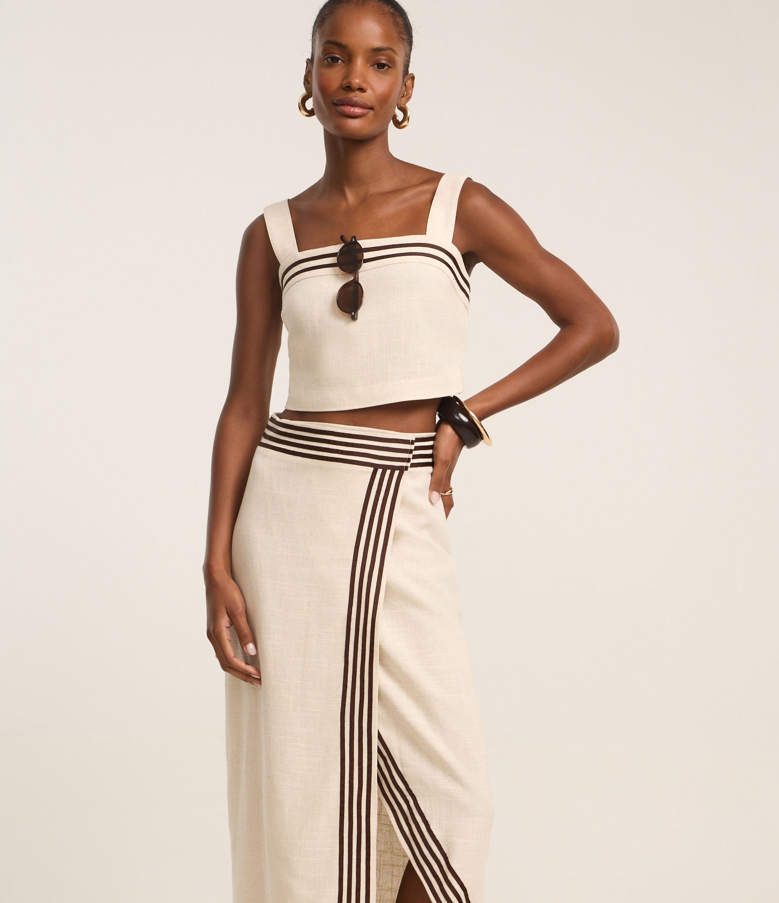 Saia Midi em Viscolinho com Transpasse Envelope e Listras Contrastantes Bege 2