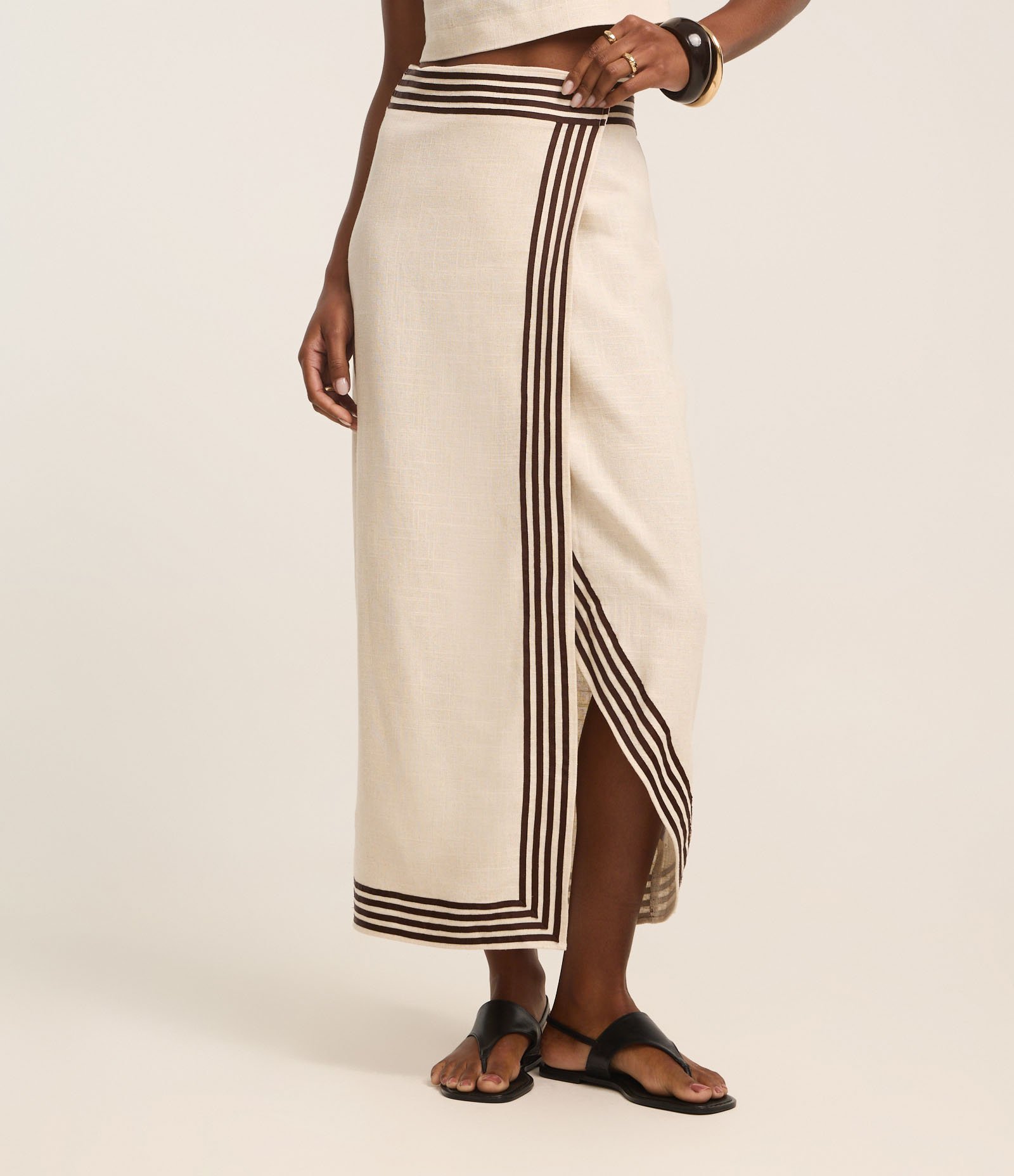 Saia Midi em Viscolinho com Transpasse Envelope e Listras Contrastantes Bege 3