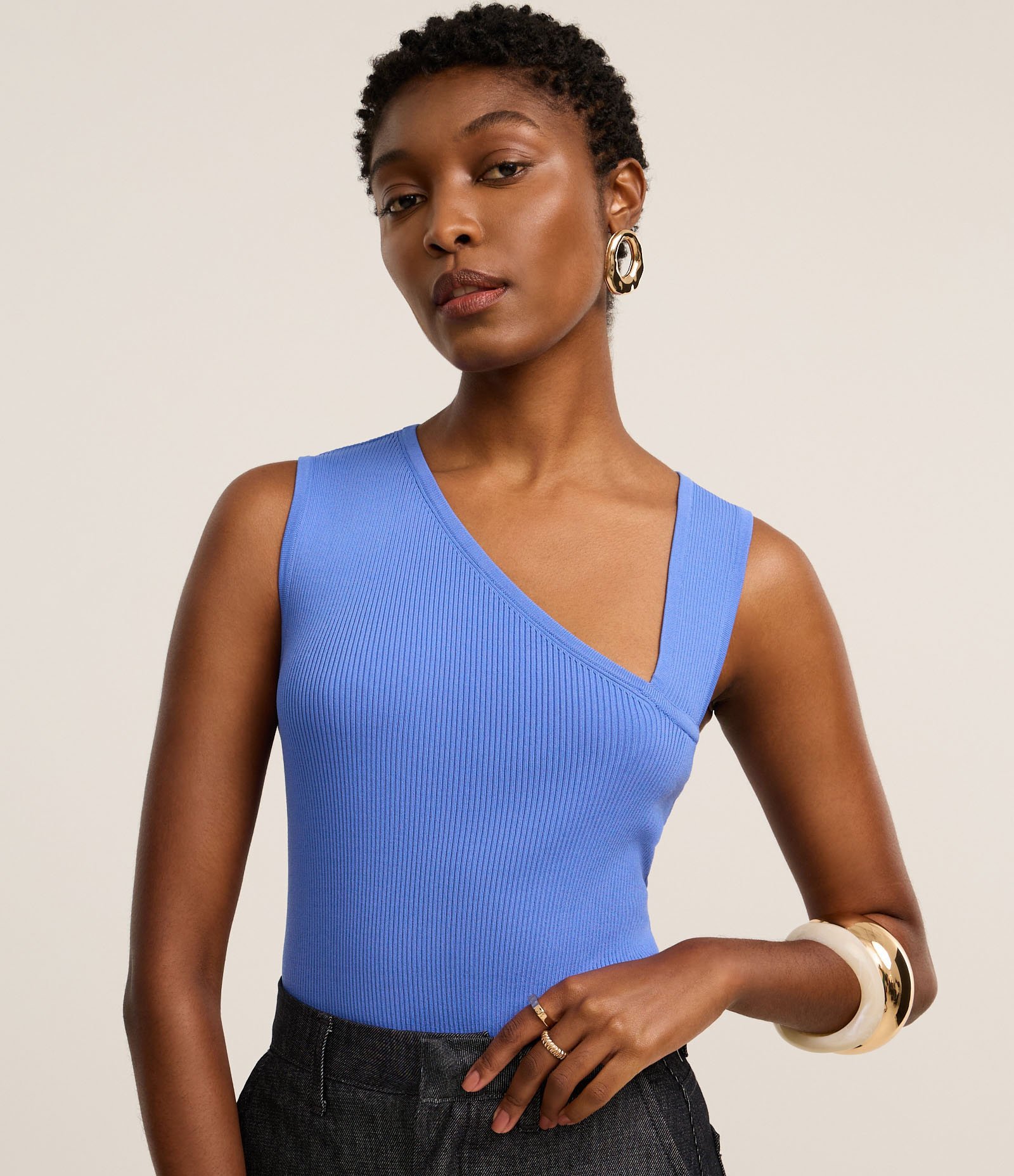 Blusa Canelada em Tricô com Decote Assimétrico Azul 1