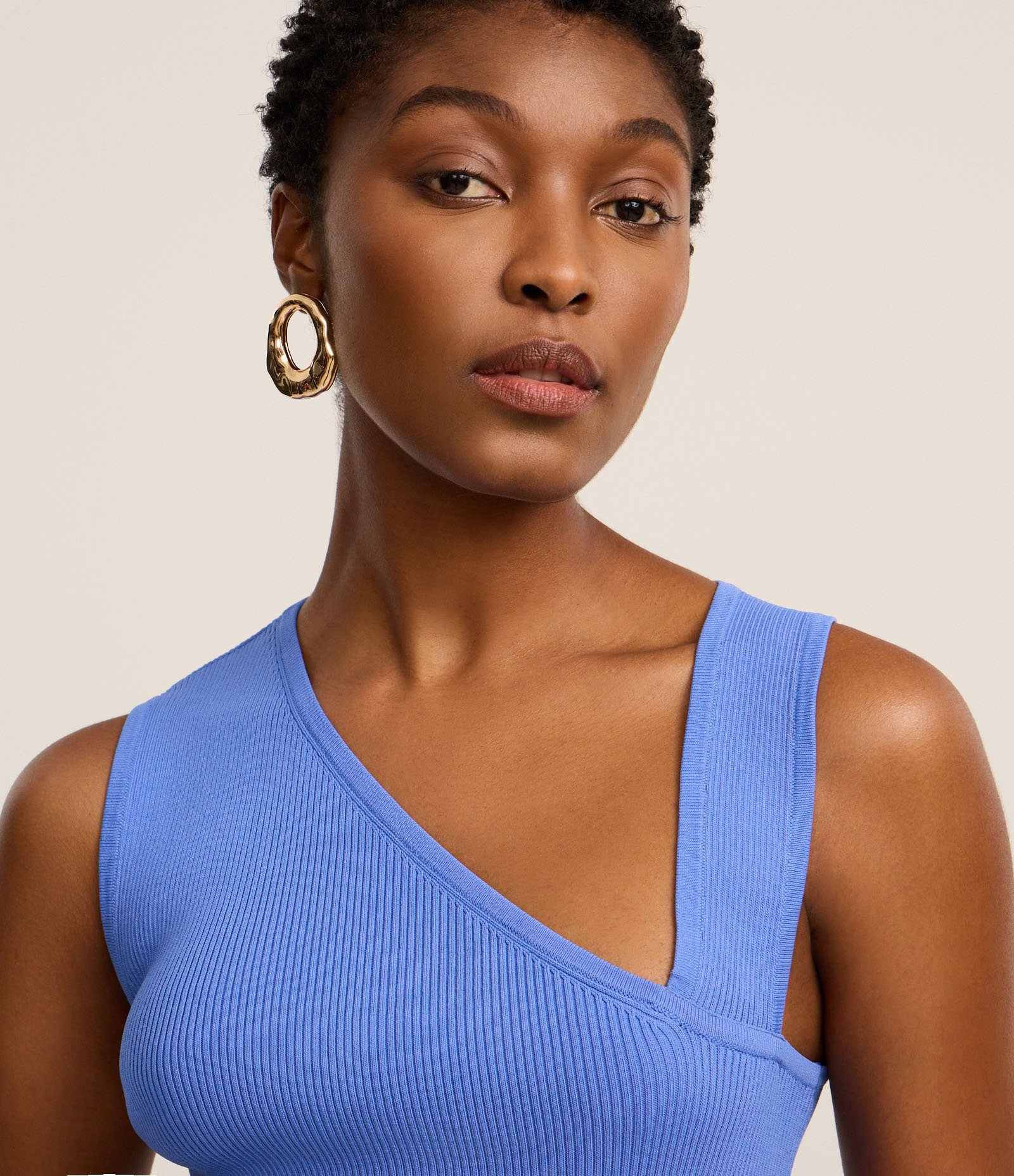 Blusa Canelada em Tricô com Decote Assimétrico Azul 4