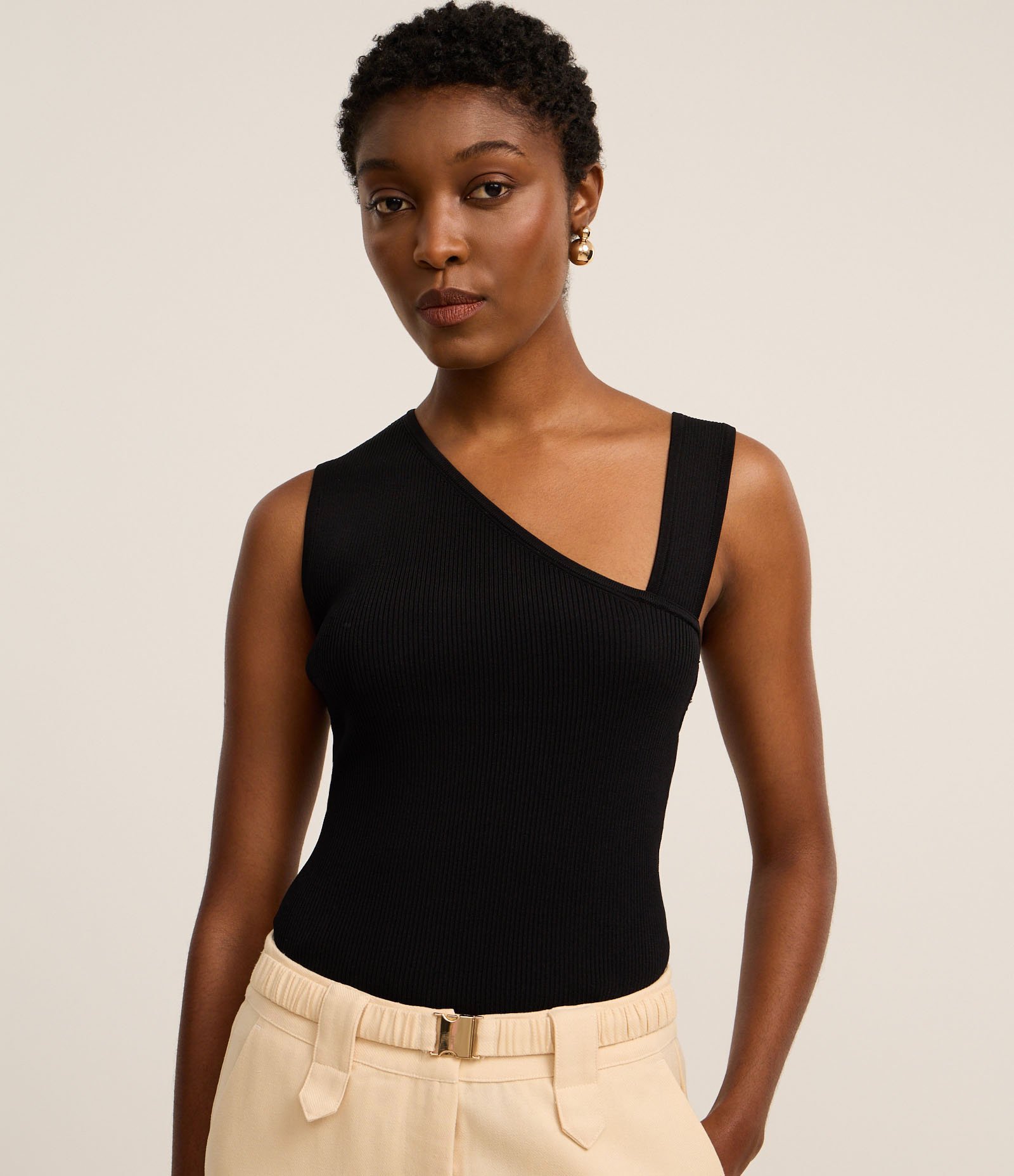 Blusa Canelada em Tricô com Decote Assimétrico Preto 1