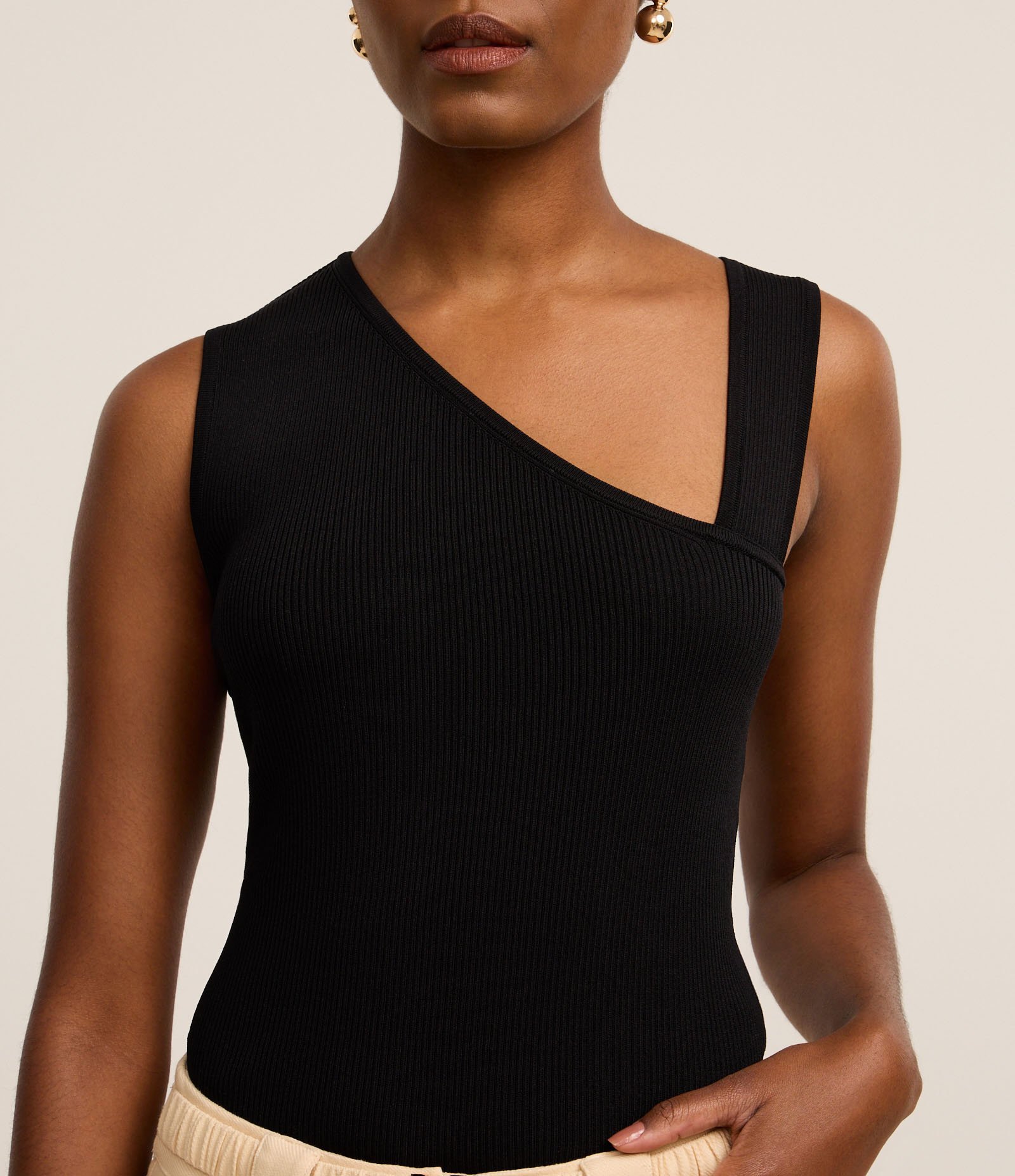 Blusa Canelada em Tricô com Decote Assimétrico Preto 3