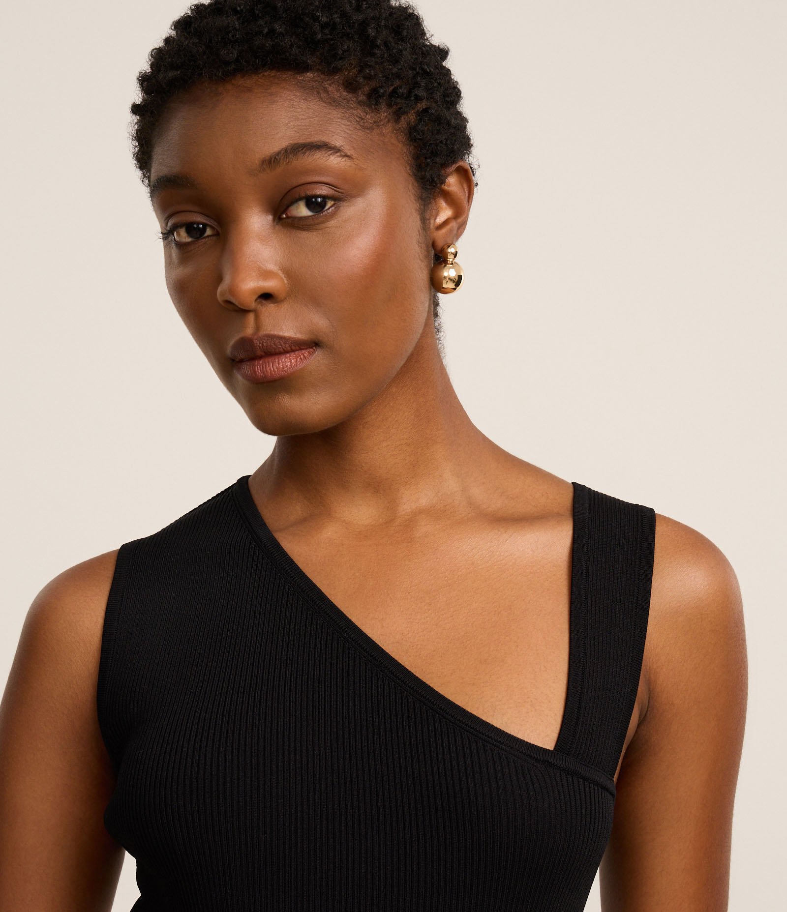 Blusa Canelada em Tricô com Decote Assimétrico Preto 4