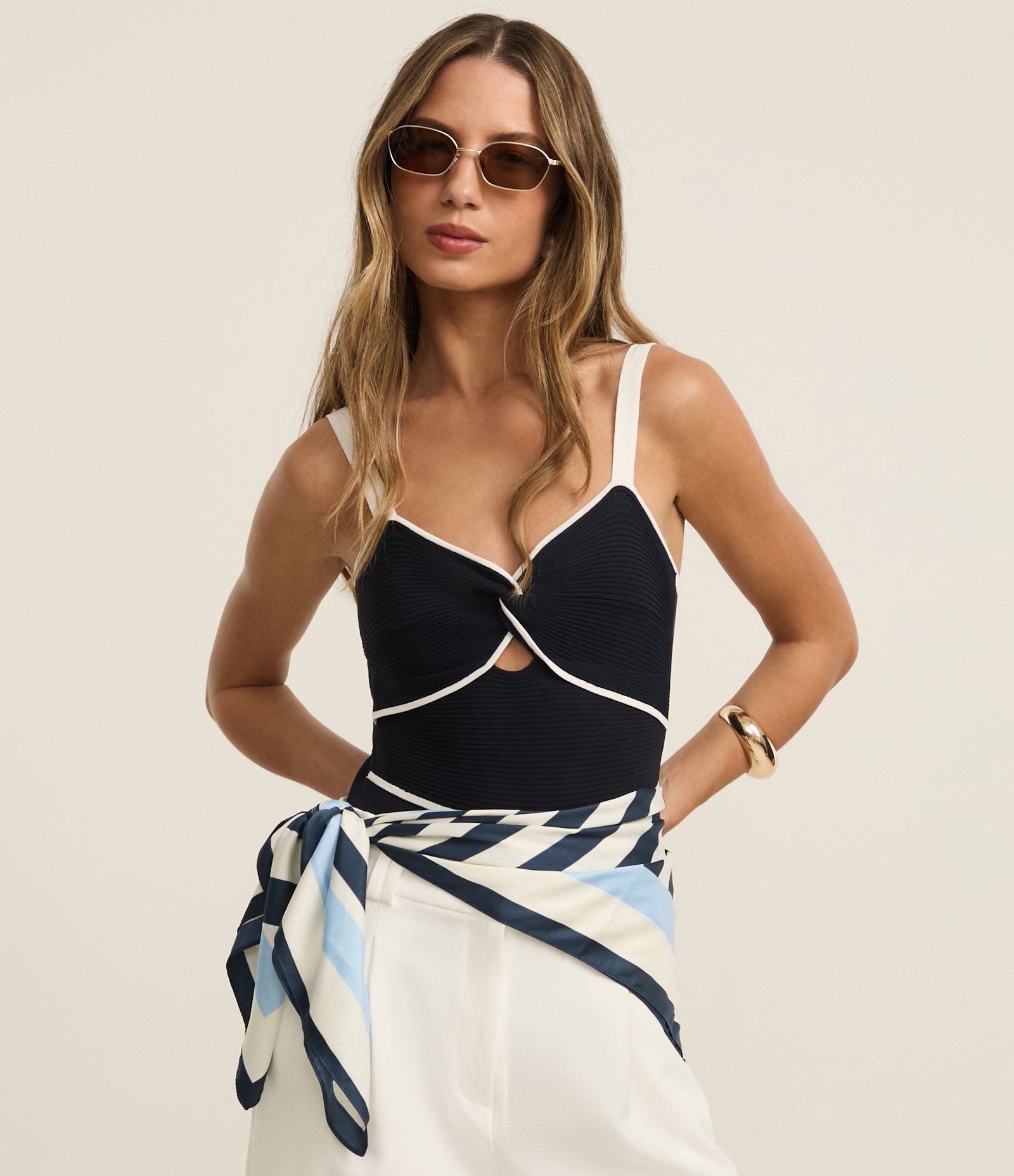 Body Texturizado em Tricô com Alça Fina e Viés Contrastante Azul Marinho 1