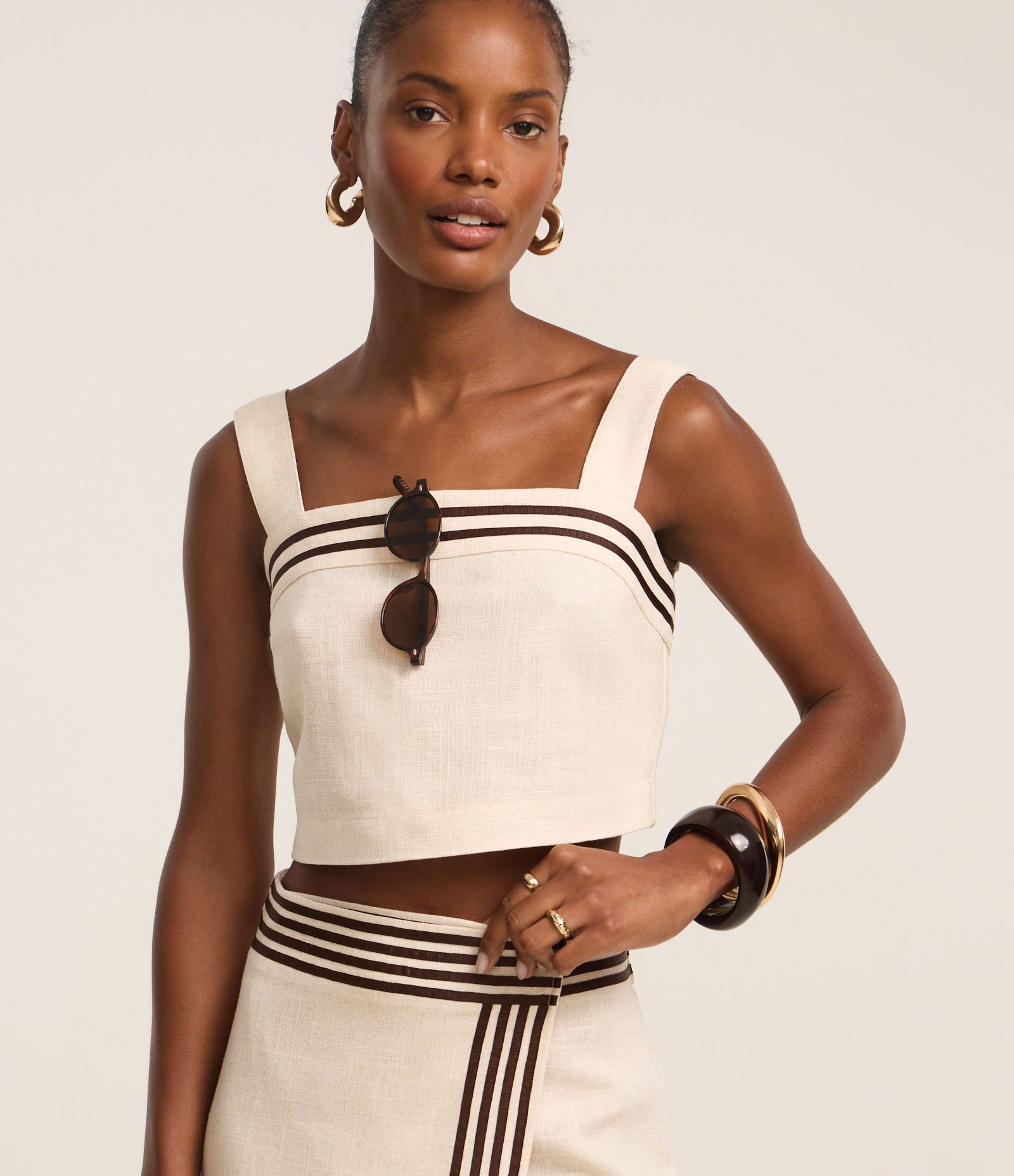 Blusa Cropped com Detalhe de Listras e Alças Largas Bege 1