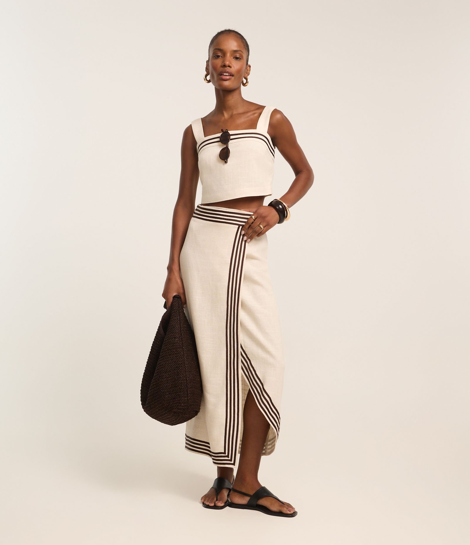 Blusa Cropped com Detalhe de Listras e Alças Largas Bege 2