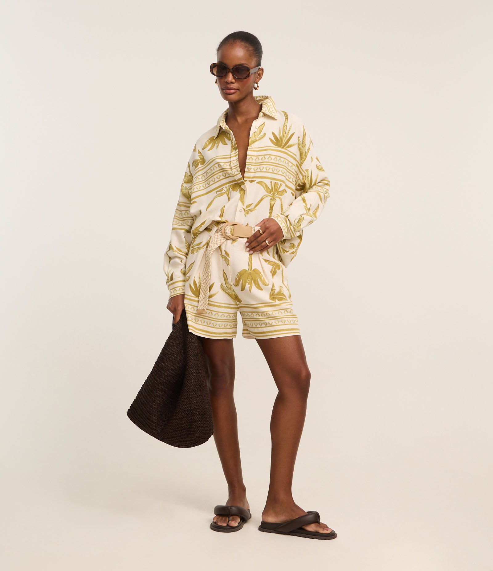 Short Reto Cintura Alta em Viscolinho com Cinto de Ráfia Verde/Bege 1