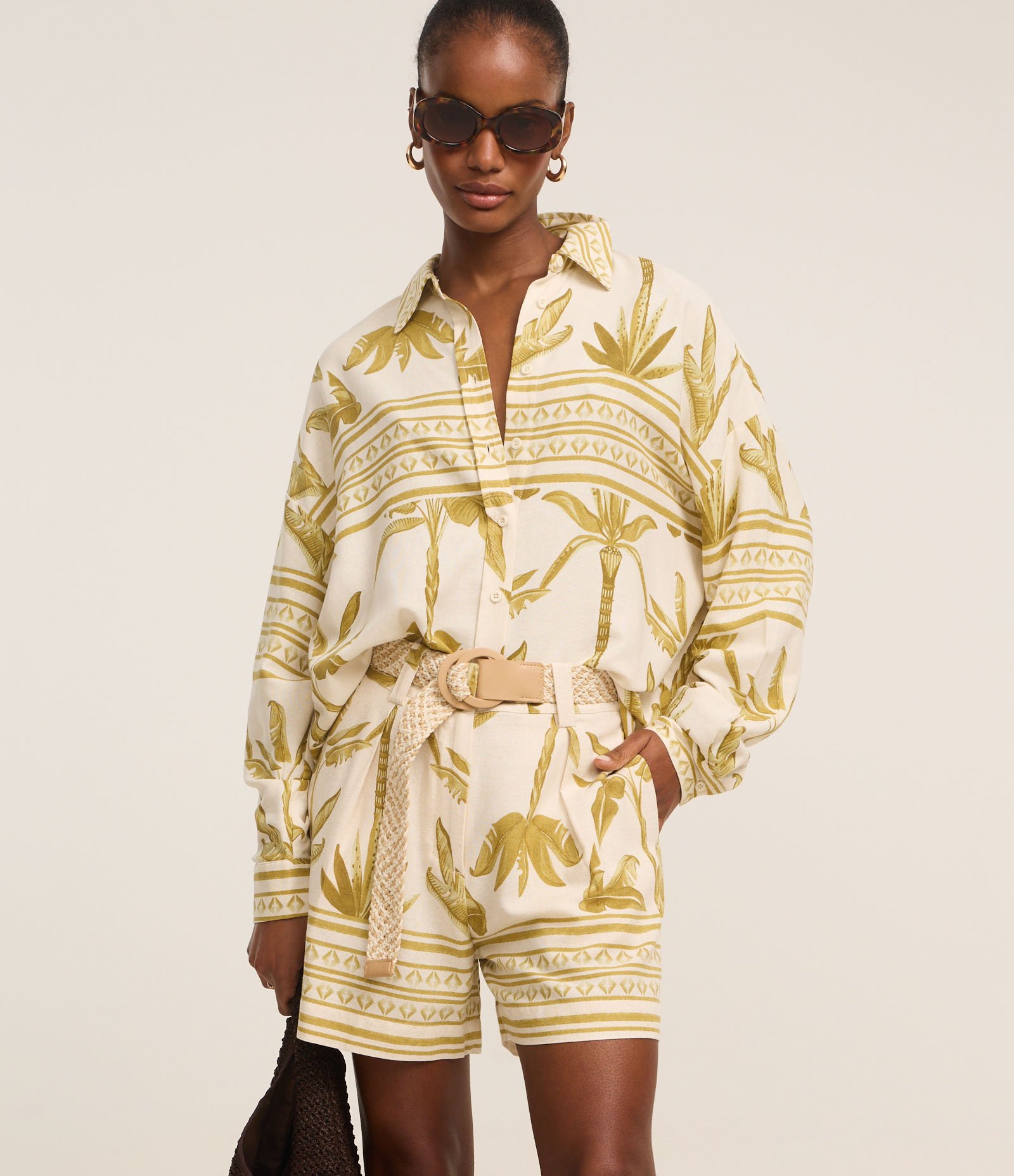 Short Reto Cintura Alta em Viscolinho com Cinto de Ráfia Verde/Bege 2