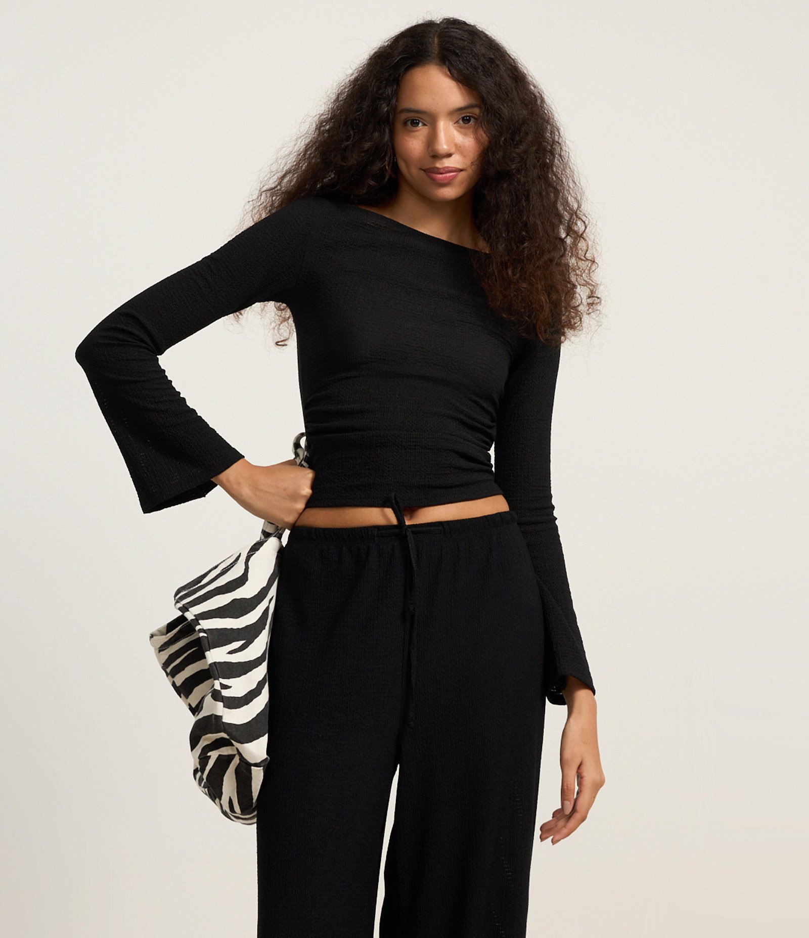 Calça Reta Texturizada com Amarração no Cós Preto 2