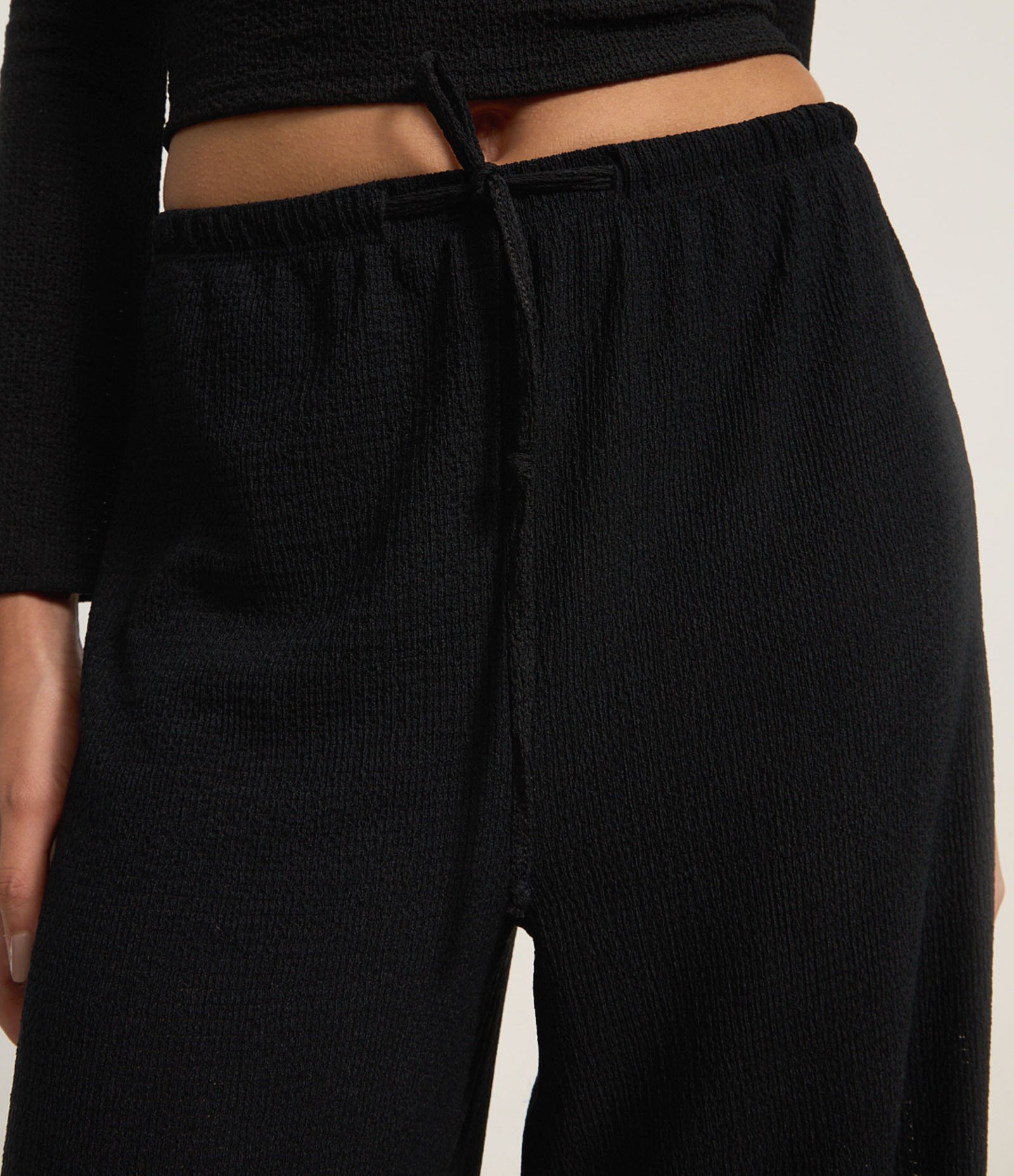Calça Reta Texturizada com Amarração no Cós Preto 4