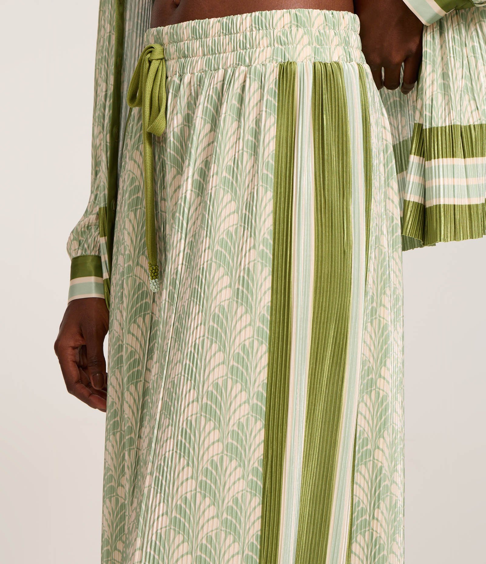 Calça Pantalona com Cordão no Cós e Listras Laterais Bege/Verde 4