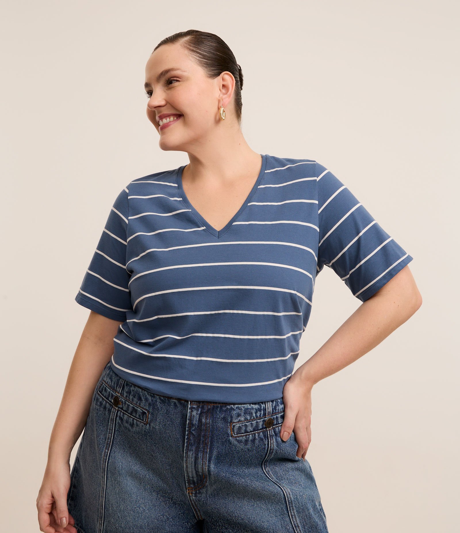 Blusa com Gola V e Estampa Listrada Curve & Plus Size 1