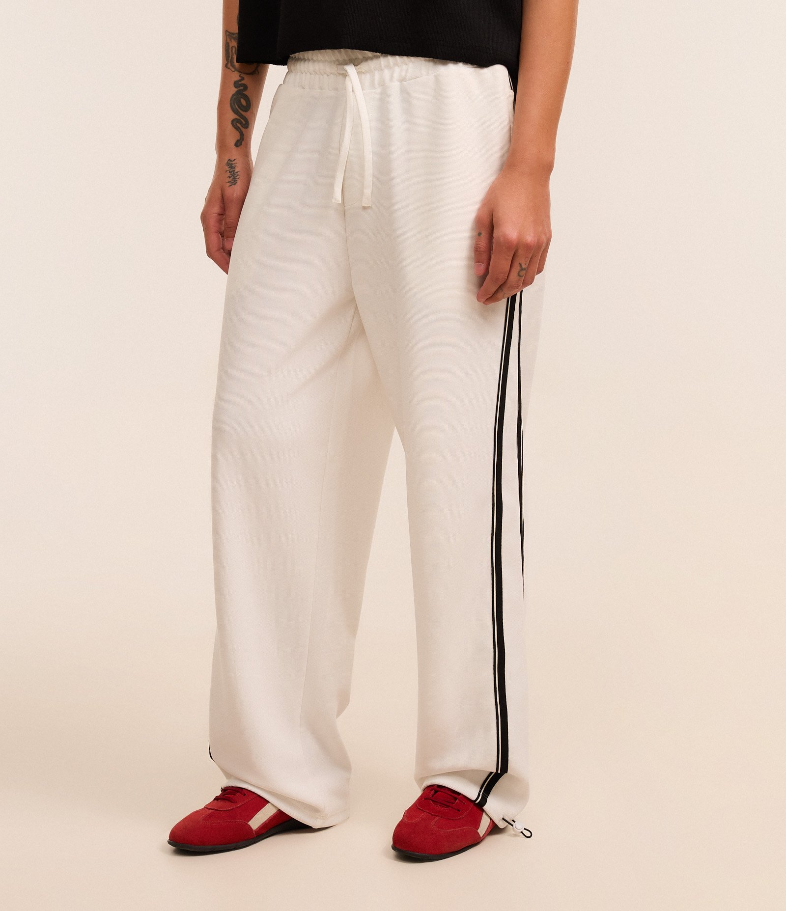 Calça Wide Leg em Helanca com Listra Lateral e Ajuste na Barra Branco 2