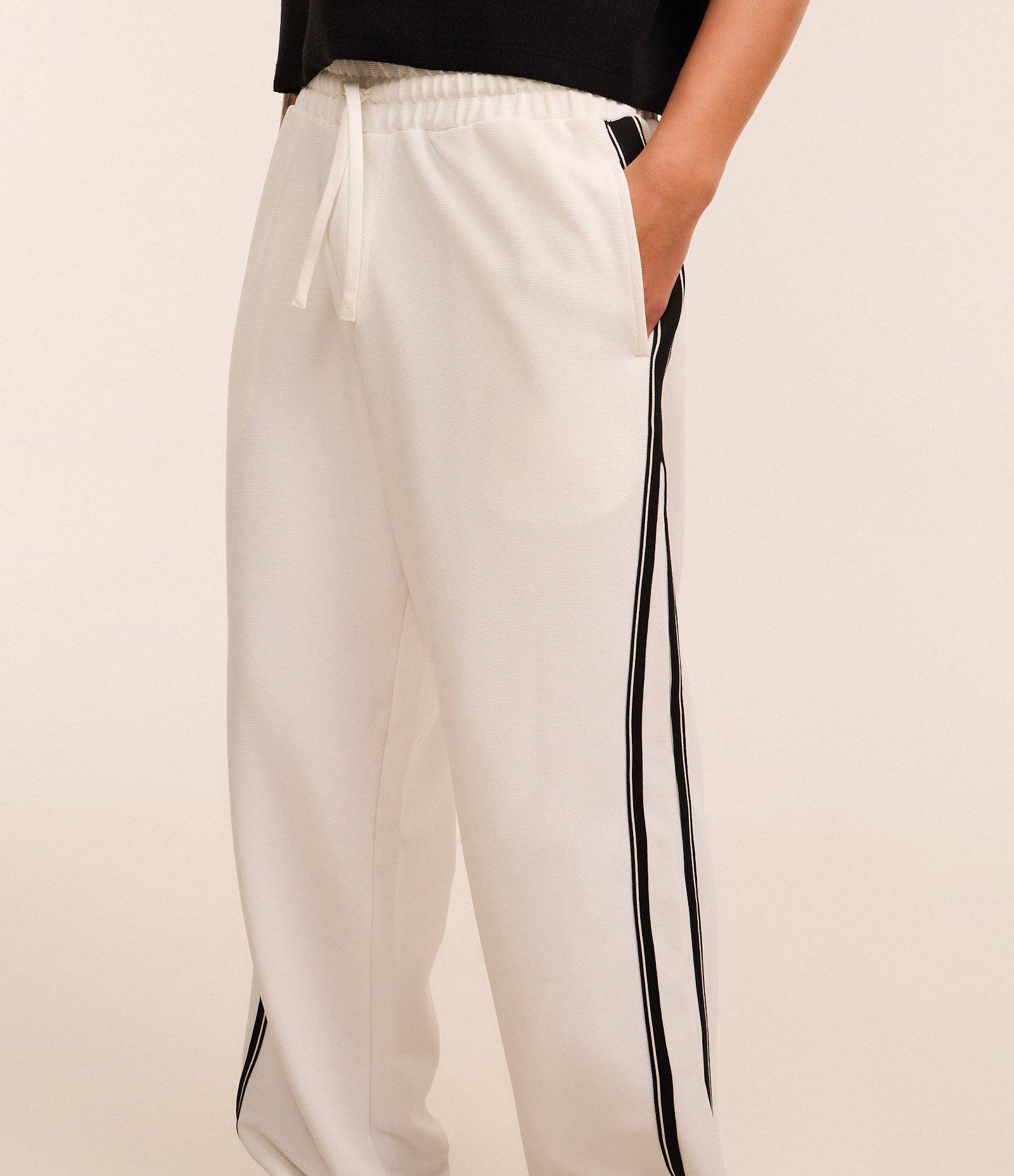Calça Wide Leg em Helanca com Listra Lateral e Ajuste na Barra Branco 5
