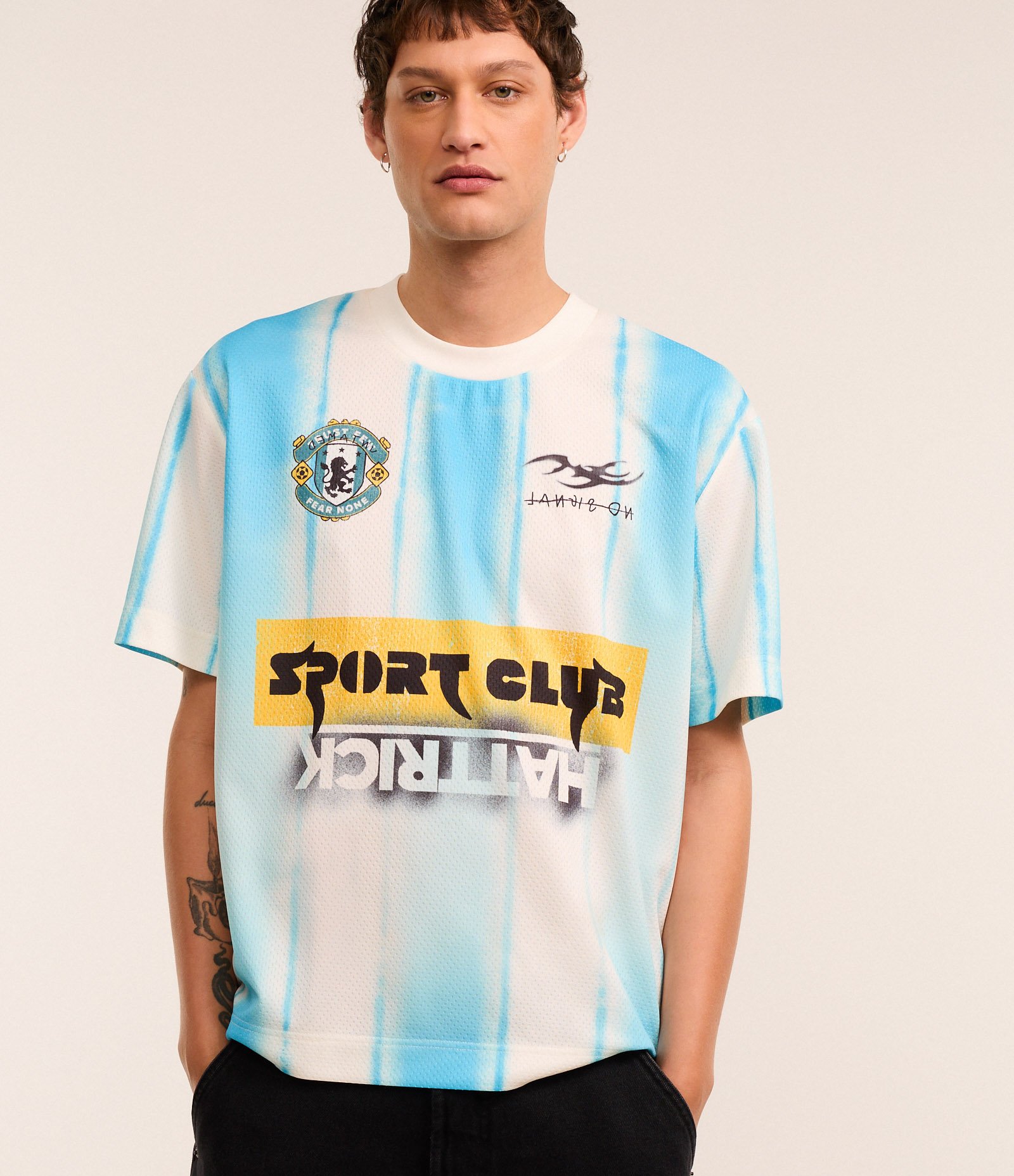Camiseta Boxy Sportcore com Estampa de Listras e Lettering Off White 1