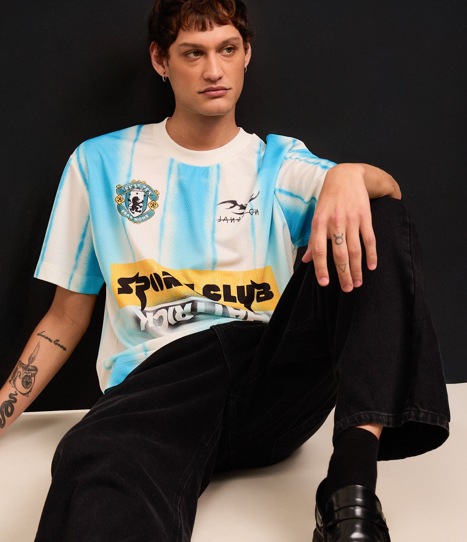 Camiseta Boxy Sportcore com Estampa de Listras e Lettering Off White 3