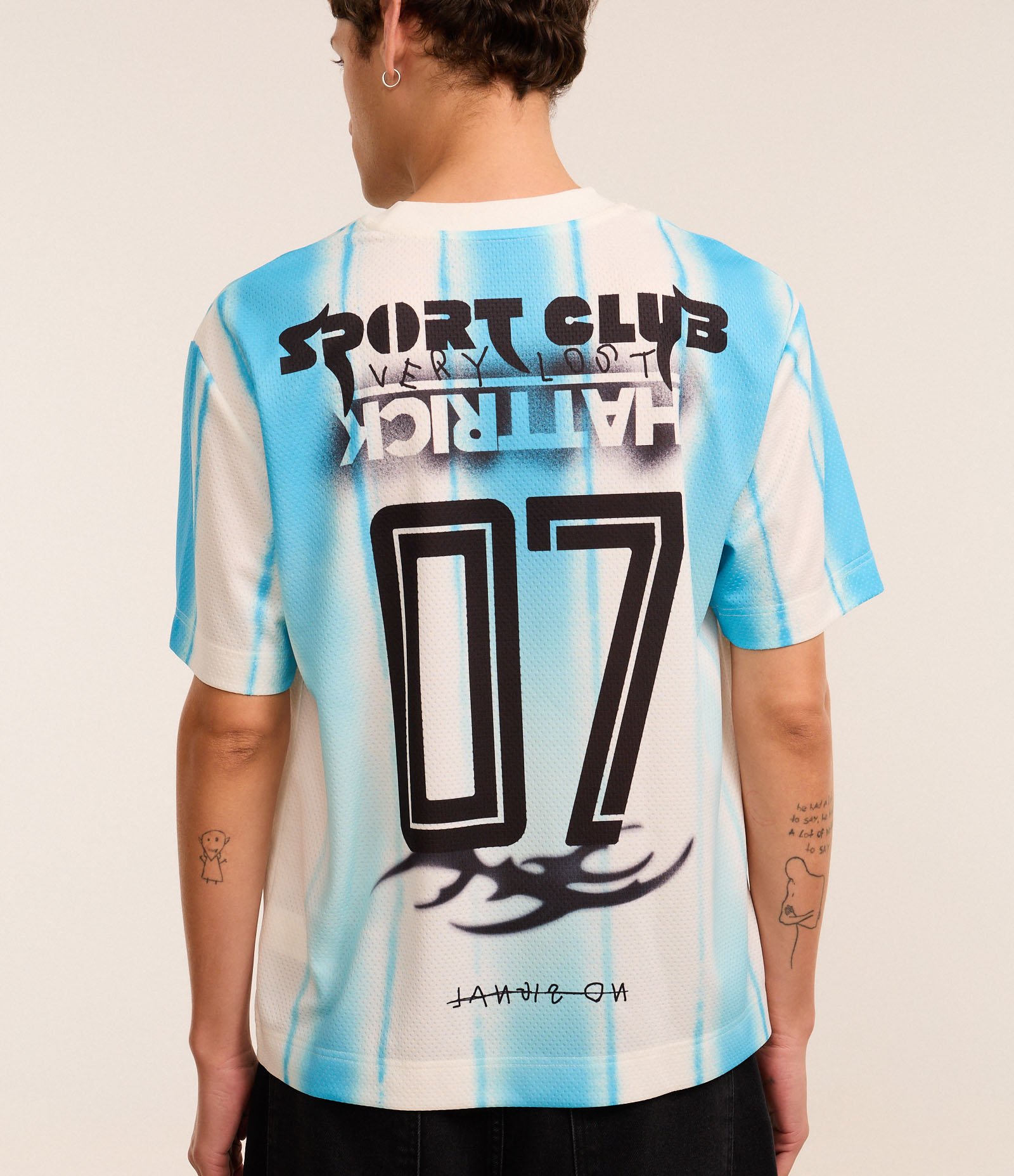 Camiseta Boxy Sportcore com Estampa de Listras e Lettering Off White 4