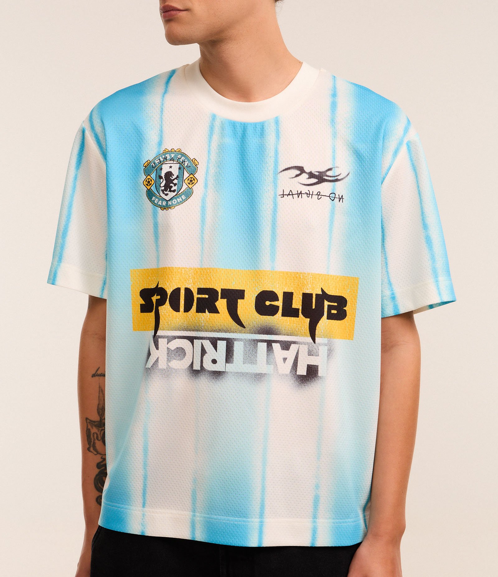 Camiseta Boxy Sportcore com Estampa de Listras e Lettering Off White 5