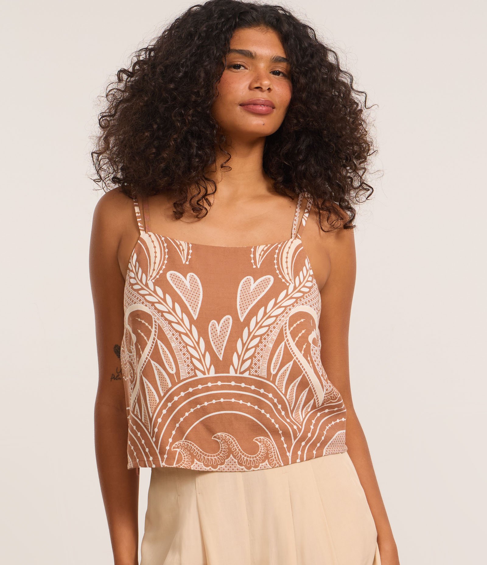 Blusa Curta com Amarração nas Costas Marrom 3