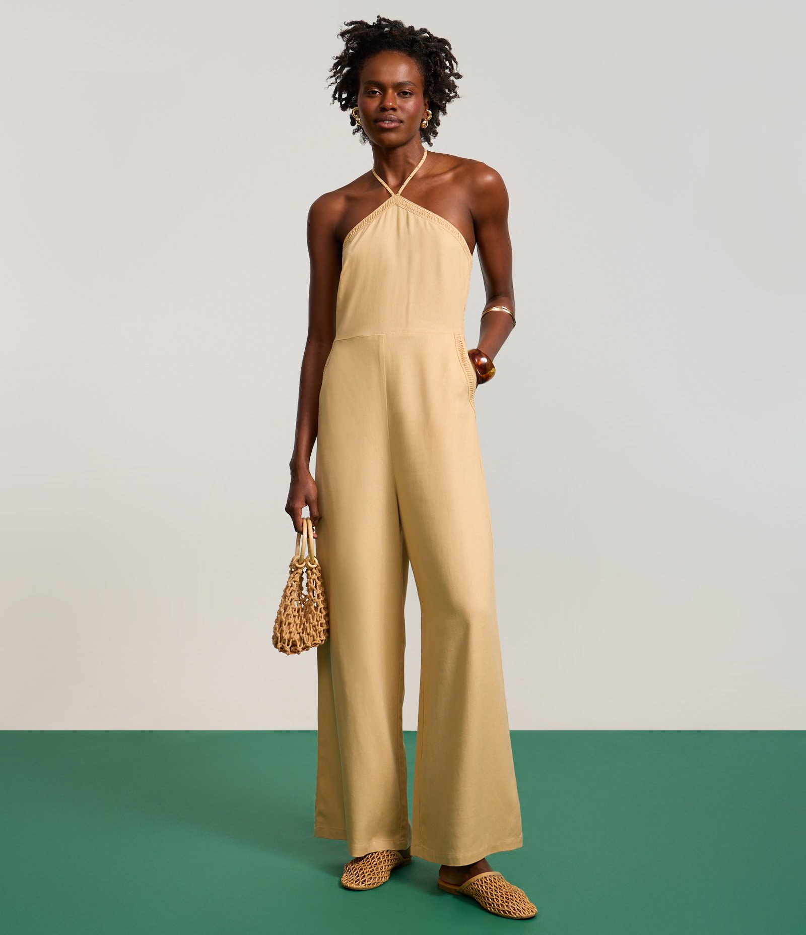 Macacão Longo em Viscolinho com Decote Halter Bege 4