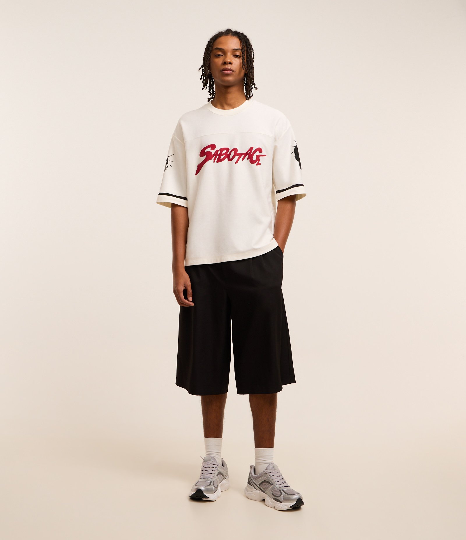 Camiseta Boxy em Algodão com Estampa Sabotage Off White 2
